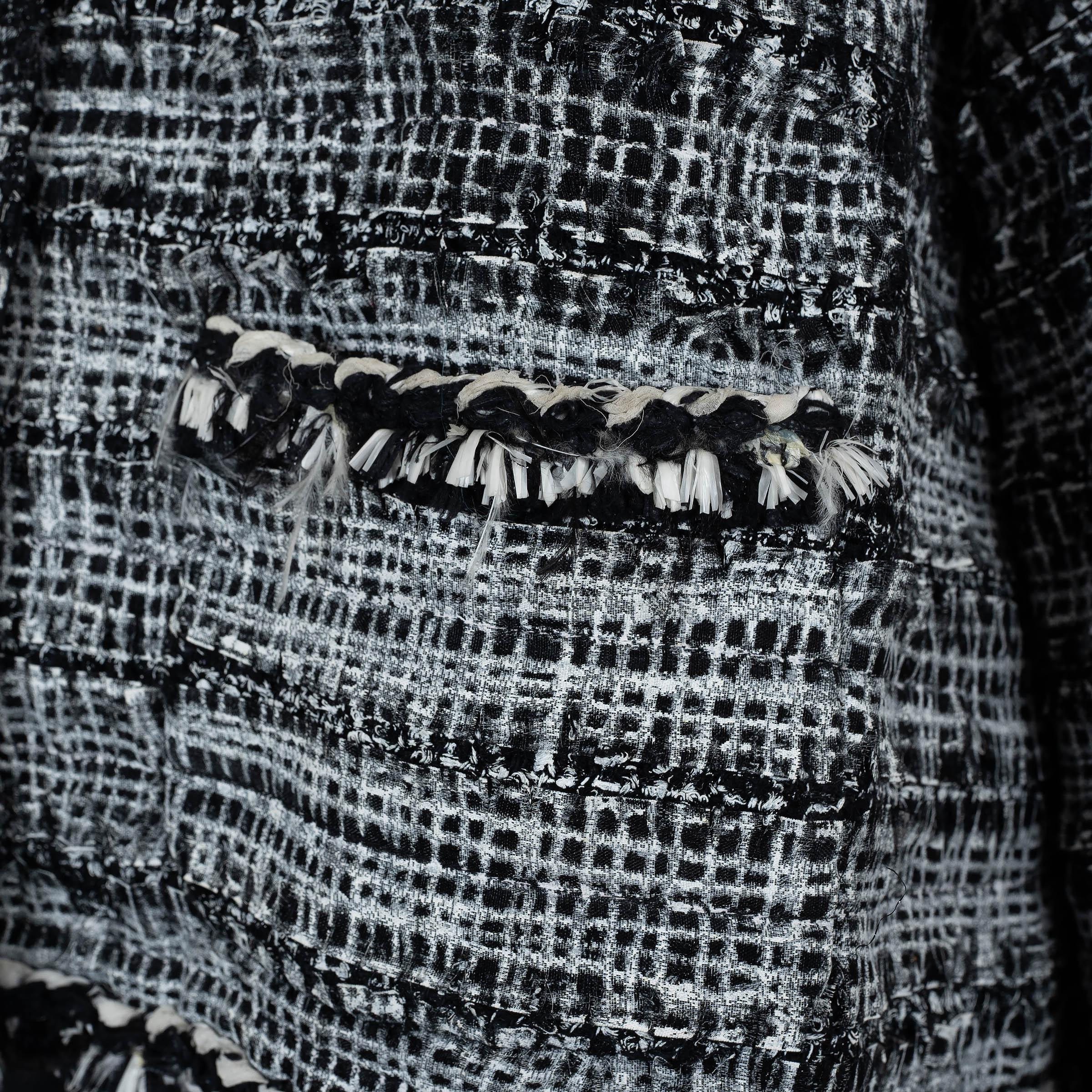 Chanel giacca in misto viscosa bianca e nera 11P FRINGE TRIM stampata in TWEED XL in vendita 1