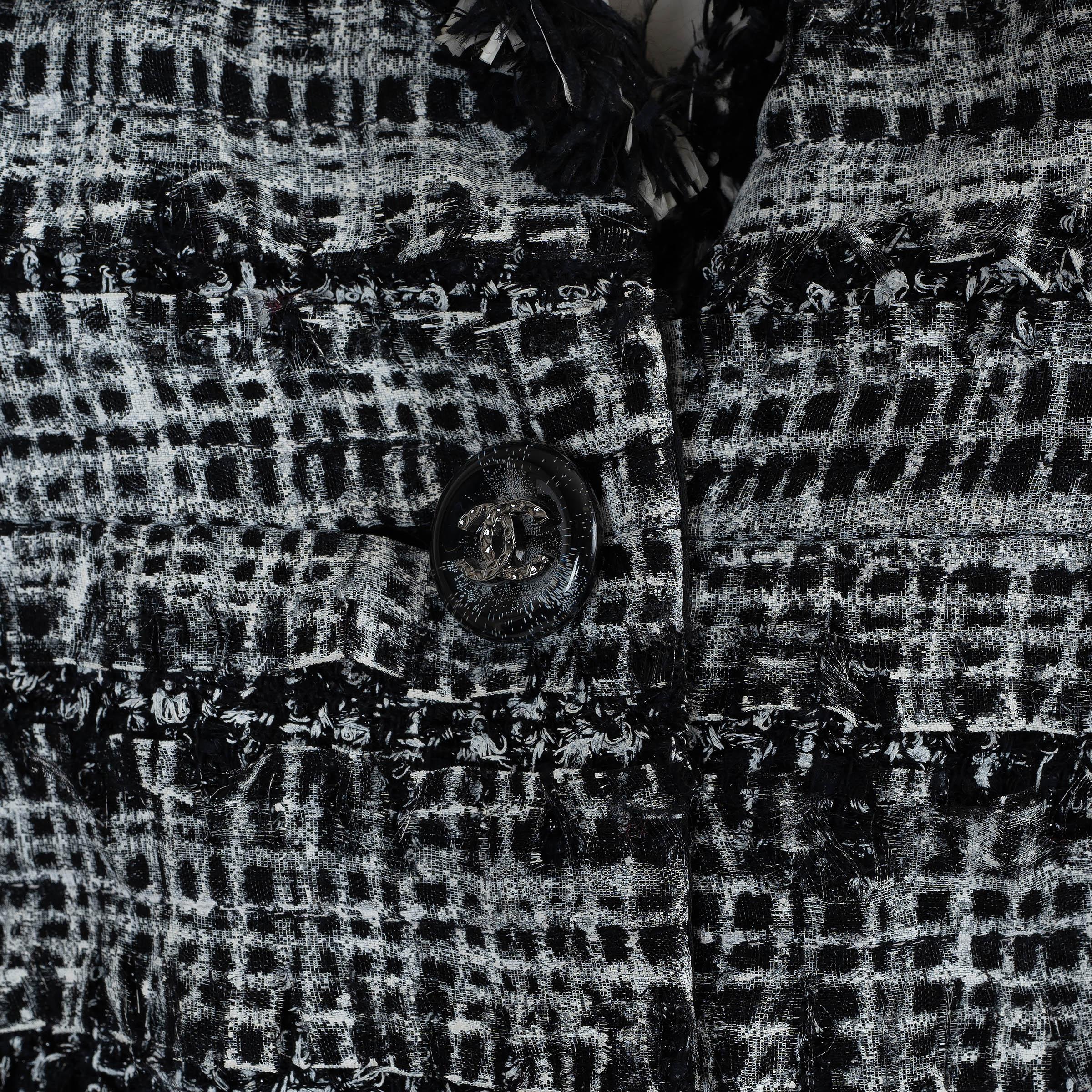 Chanel giacca in misto viscosa bianca e nera 11P FRINGE TRIM stampata in TWEED XL in vendita 2
