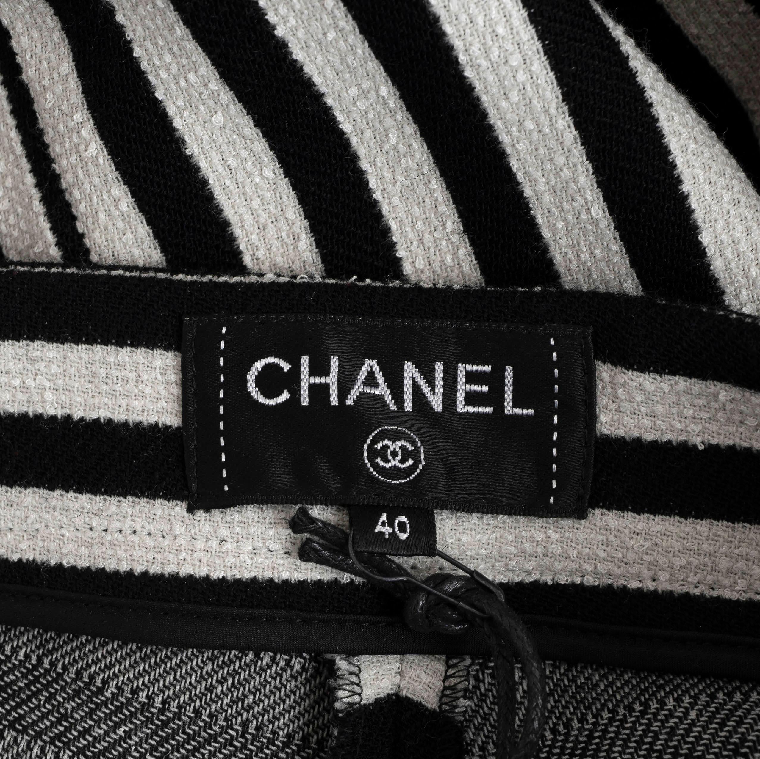CHANEL black & white wool 19C LA PAUSA STRIPED KNIT Pants 40 M For Sale 1