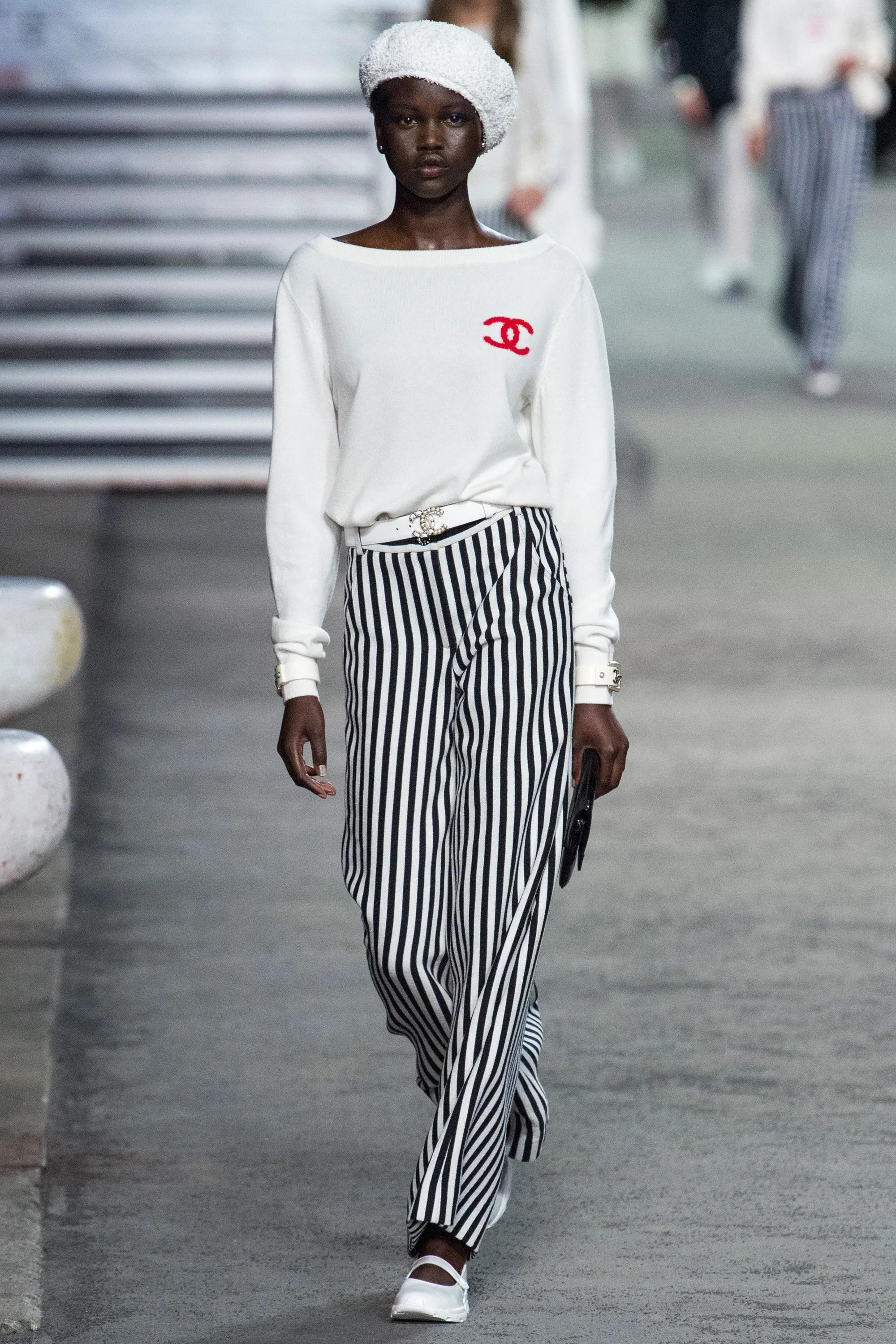 CHANEL black & white wool 19C LA PAUSA STRIPED KNIT Pants 40 M For Sale 3