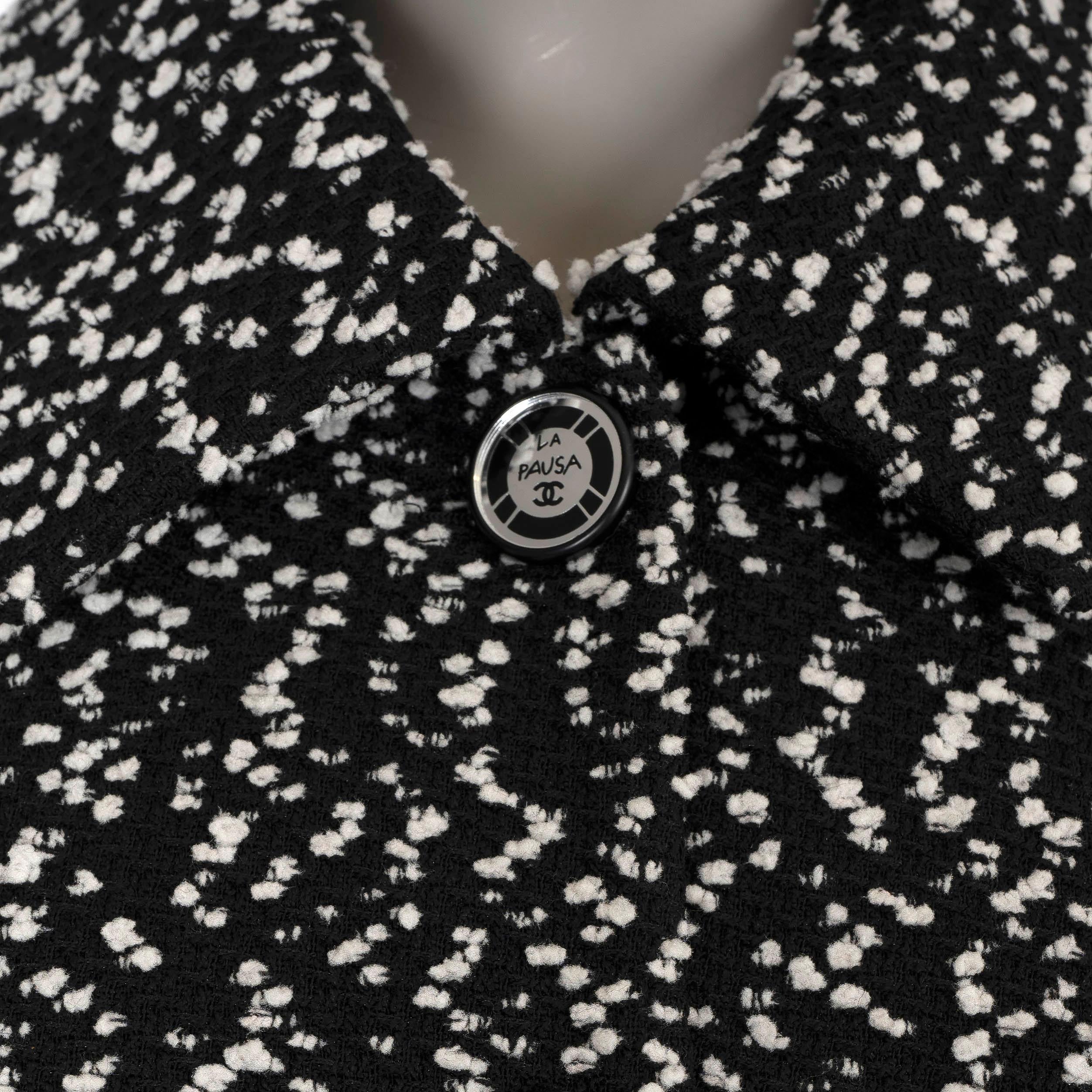 CHANEL black & white wool 19C LA PAUSA TWEED Jacket 38 S For Sale 1