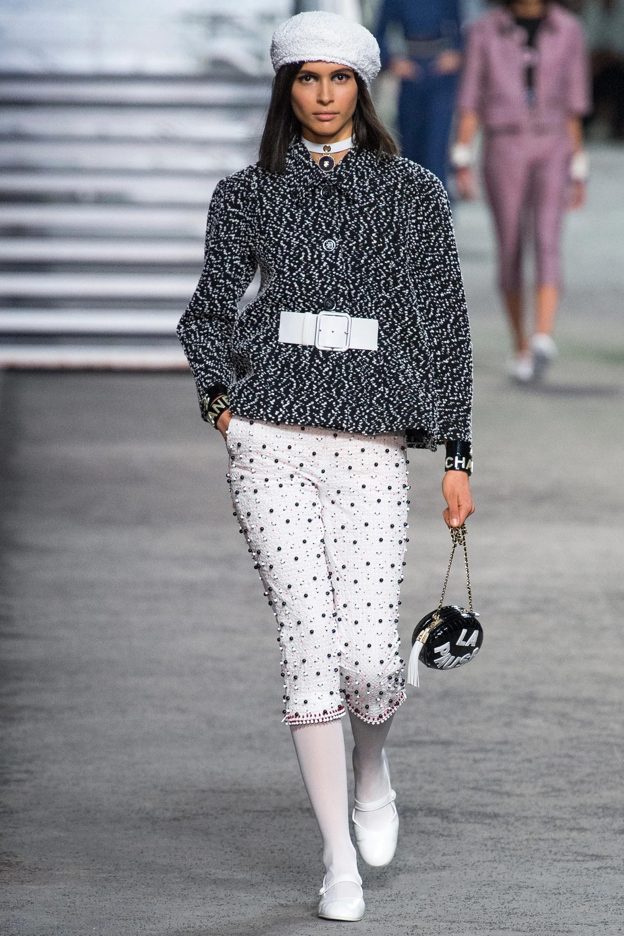 CHANEL black & white wool 19C LA PAUSA TWEED Jacket 38 S For Sale 4