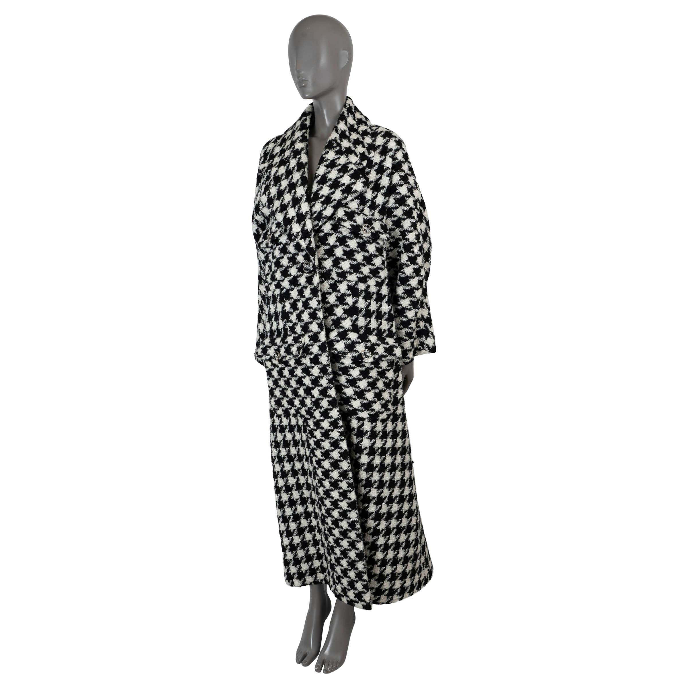 Dieser 100% authentische Chanel Lurex-Tweedmantel in schwarz-weißem Hahnentritt ist aus einer luxuriösen Mischung aus Wolle (75%), Polyamid (15%) und Viskose (10%) gefertigt. Das ikonische Kleidungsstück, mit dem Karl Lagerfeld seine letzte Show für