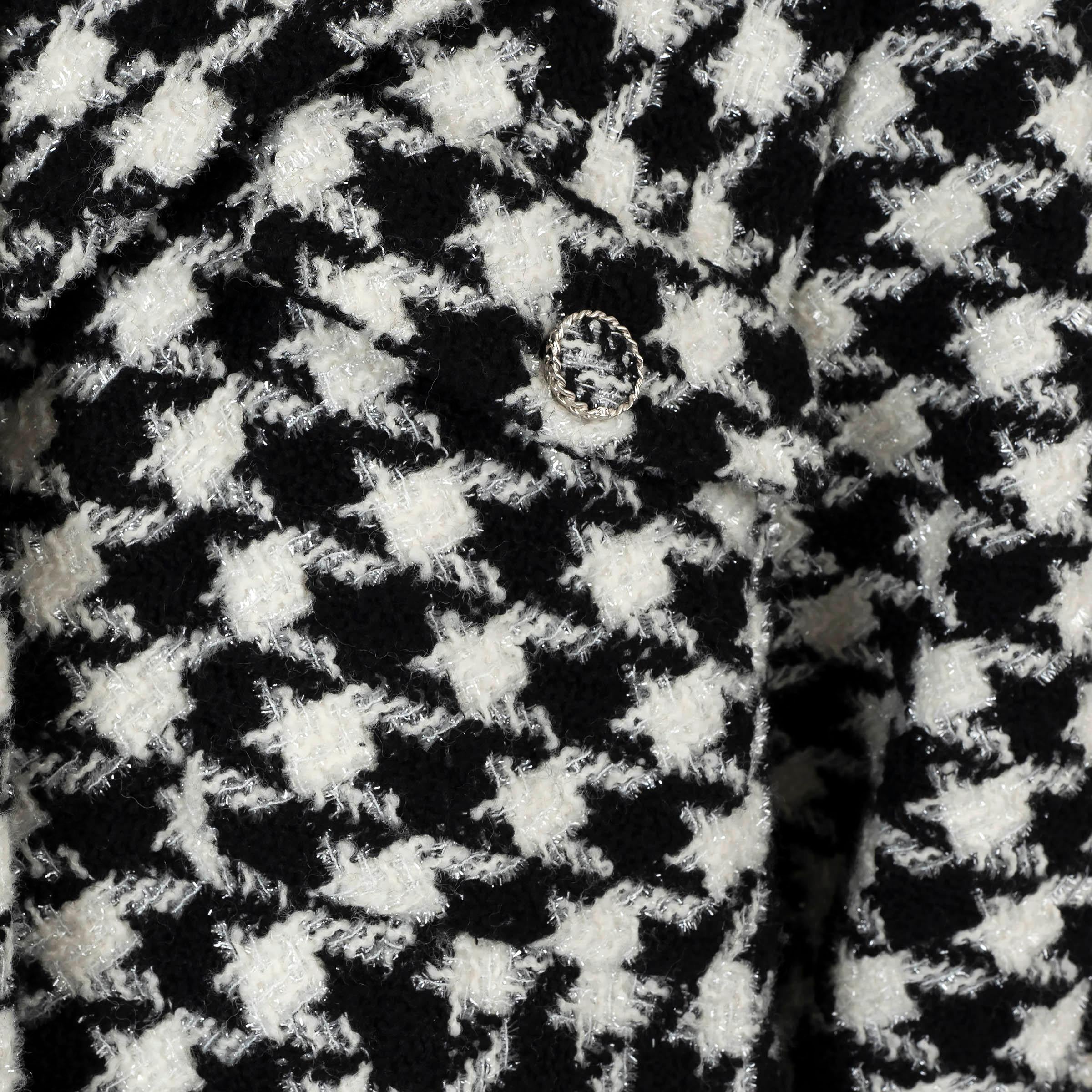 CHANEL Schwarz-Weißer Wollmantel 19K HOUNDSTOOTH LUREX TWEED Jacke 38 S im Angebot 2