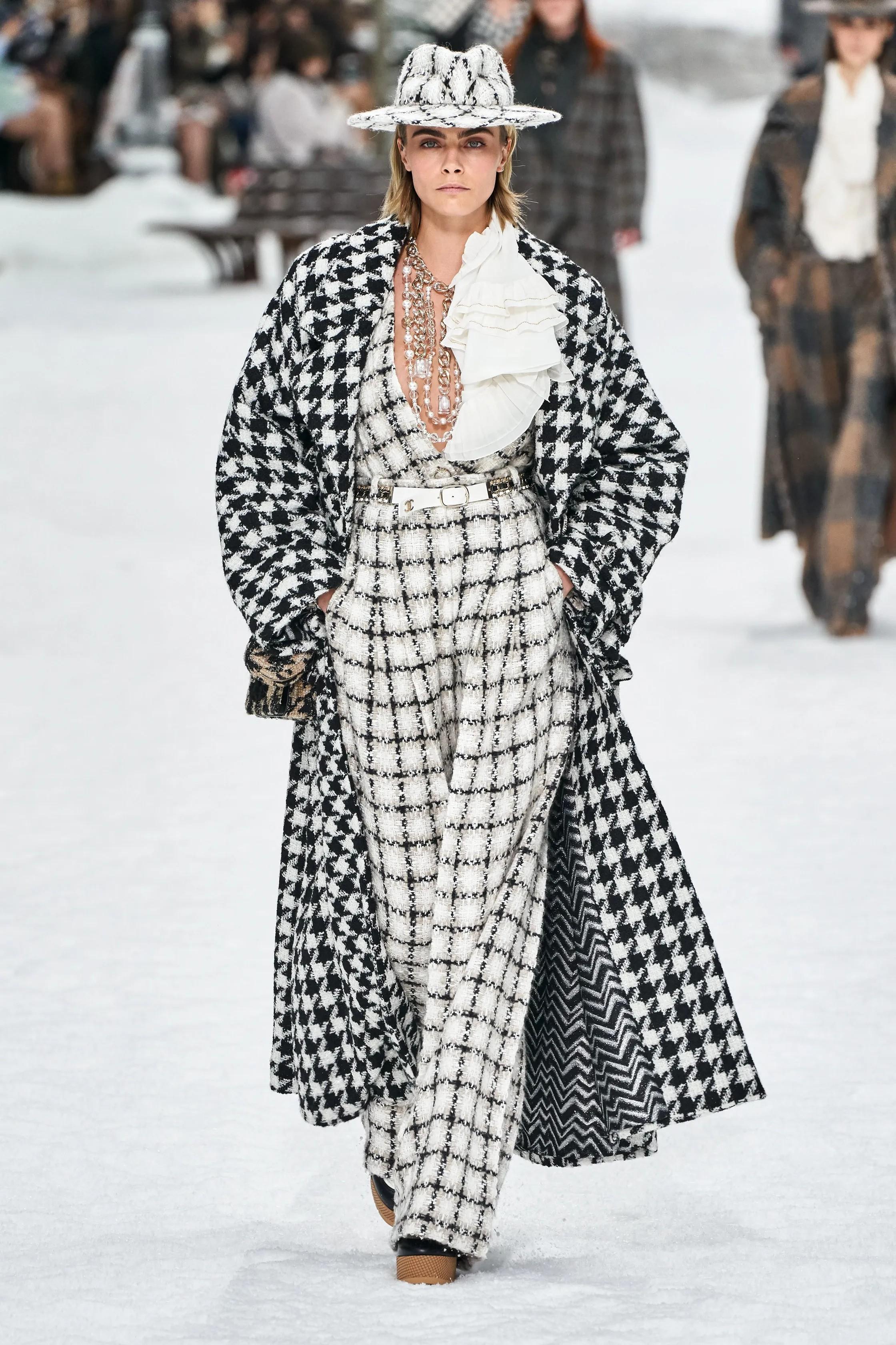 CHANEL Schwarz-Weißer Wollmantel 19K HOUNDSTOOTH LUREX TWEED Jacke 38 S im Angebot 5