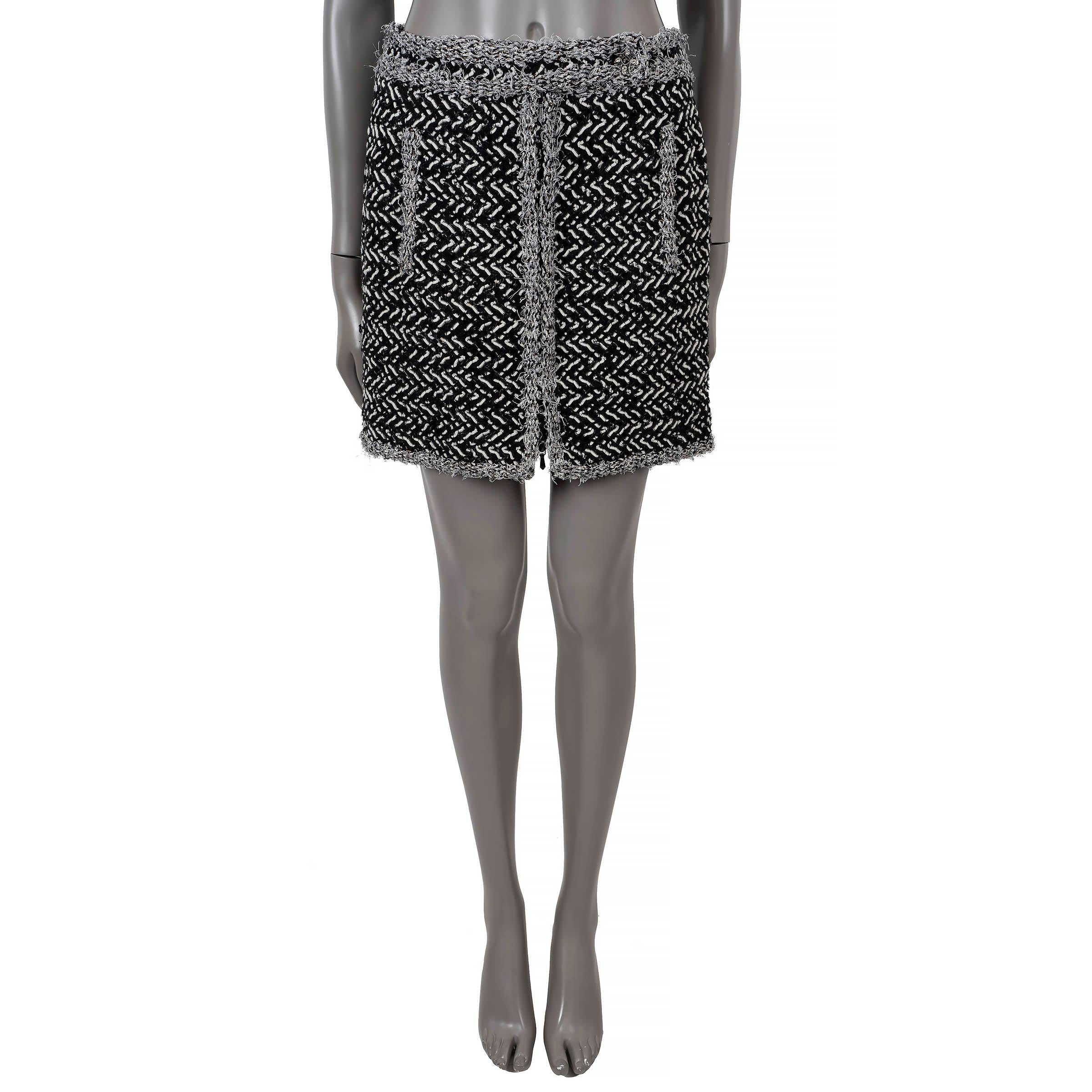 Women's CHANEL black & white wool 2011 11A BYZANCE CHEVRON TWEED Skirt 46 XL For Sale