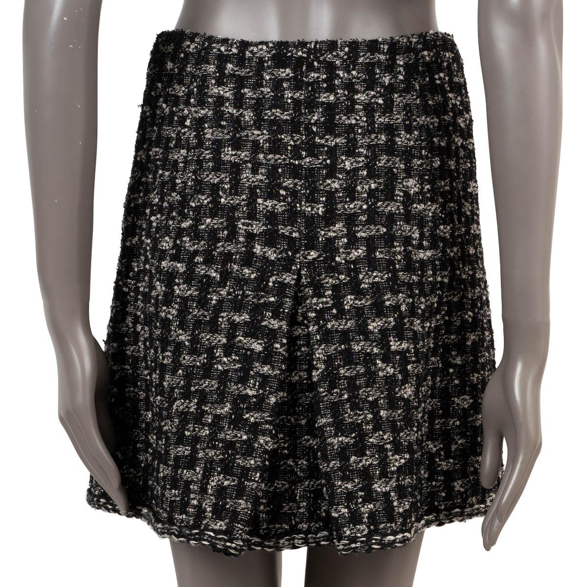 Women's CHANEL black & white wool 2013 13B BOX PLEATED TWEED Skirt 36 XS For Sale