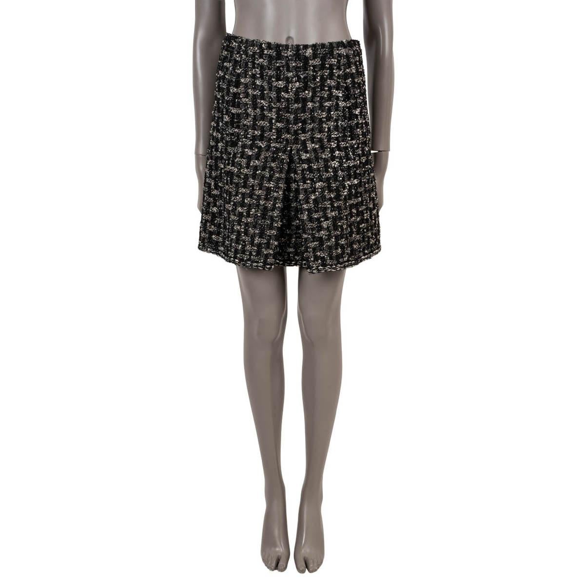 CHANEL black & white wool 2013 13B BOX PLEATED TWEED Skirt 36 XS For Sale 1