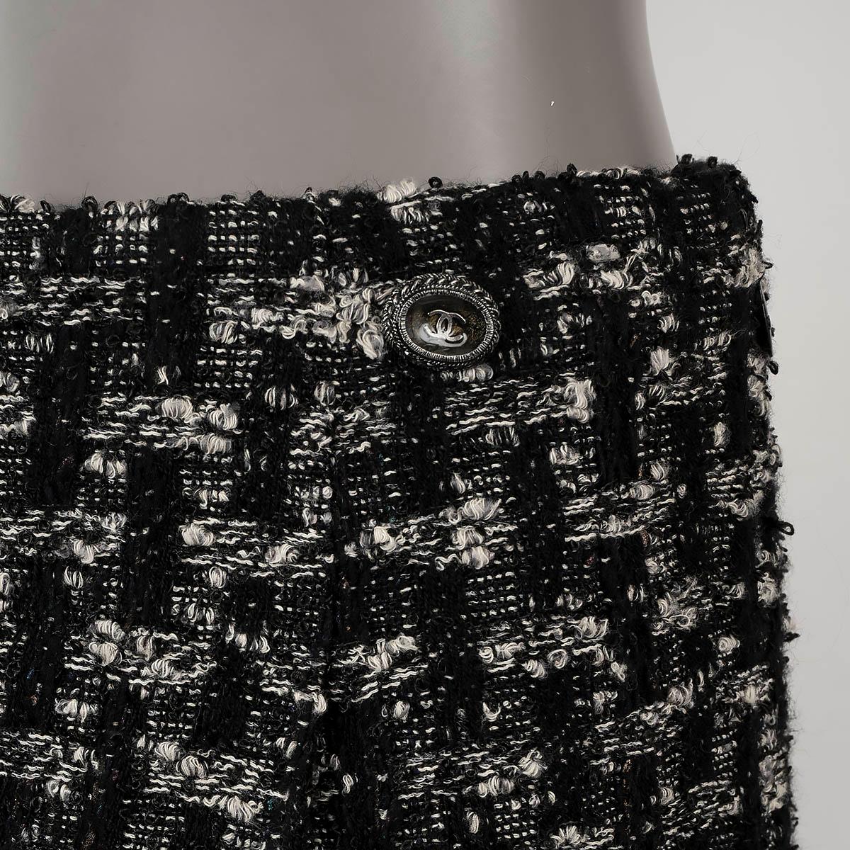 CHANEL black & white wool 2013 13B BOX PLEATED TWEED Skirt 36 XS For Sale 2