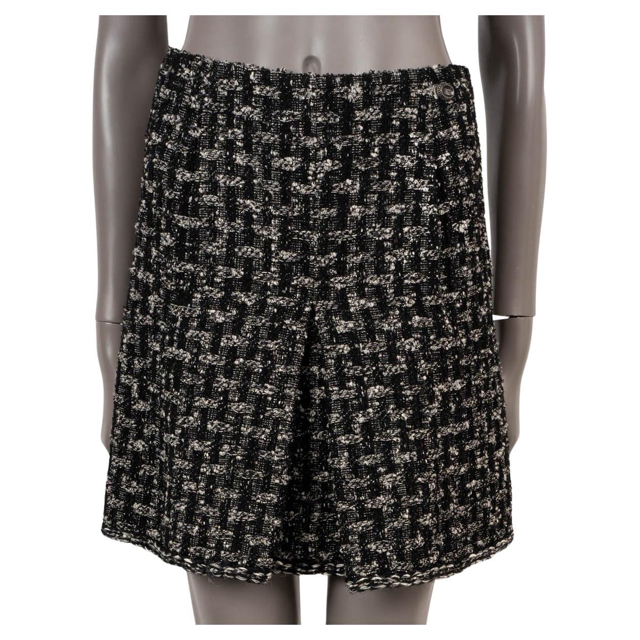 CHANEL black & white wool 2013 13B BOX PLEATED TWEED Skirt 36 XS For Sale