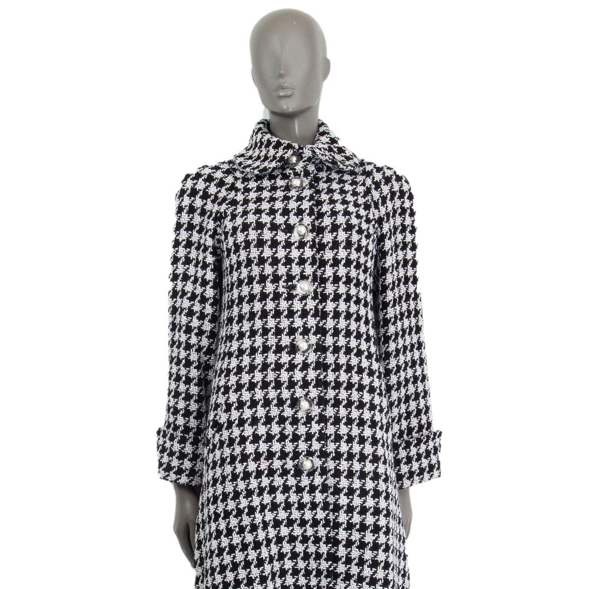 Chanel 2017 houndstooth flared tweed coat in black, white, red and gold polyamide (40%), wool (20%), acetate (14%), acrylic (14%), cotton (10%) and polyester (2%) with a Peter Pan collar, padded shouders, front slit pockets and folded cuffs. Closes