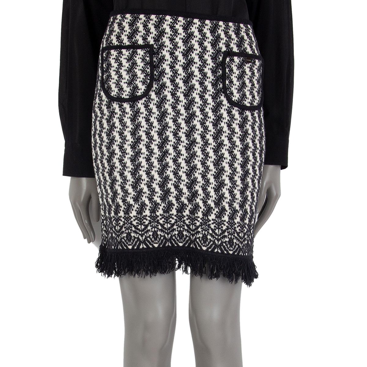 Chanel fringe-hem knit skirt in black and off-white wool (60%) polyamide (40%) with two pockets in the front, close and straight fit to slip on. Unlined. Has been worn and is in excellent condition.

Tag Size 36
Size XS
Waist 34cm (13.3in)
Hips 42cm