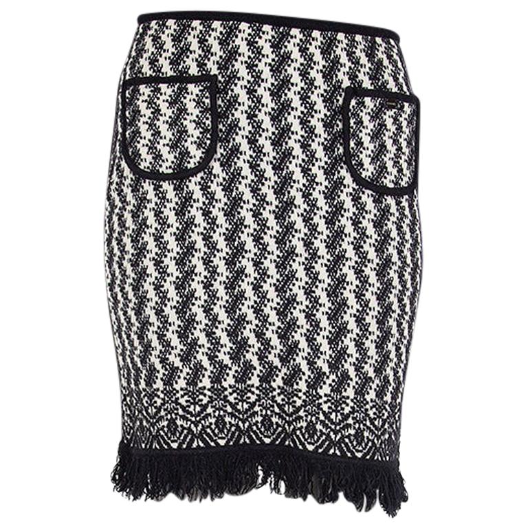 CHANEL black and white wool HOUNDSTOOTH FRINGED HEM KNIT Skirt 36 XS at  1stDibs