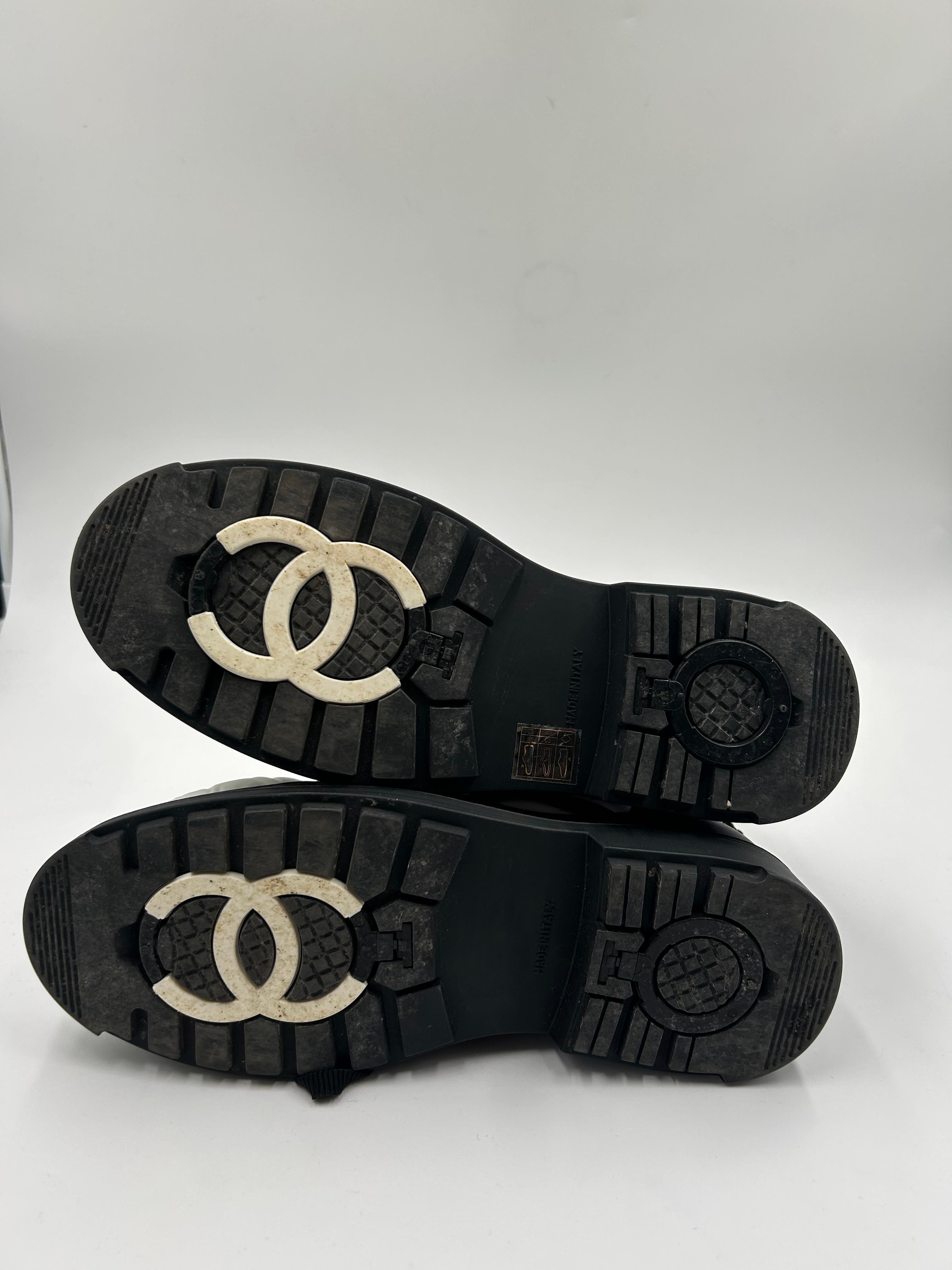 Chanel Stivali da neve foderati di lana bianchi e neri 39FR in vendita 6