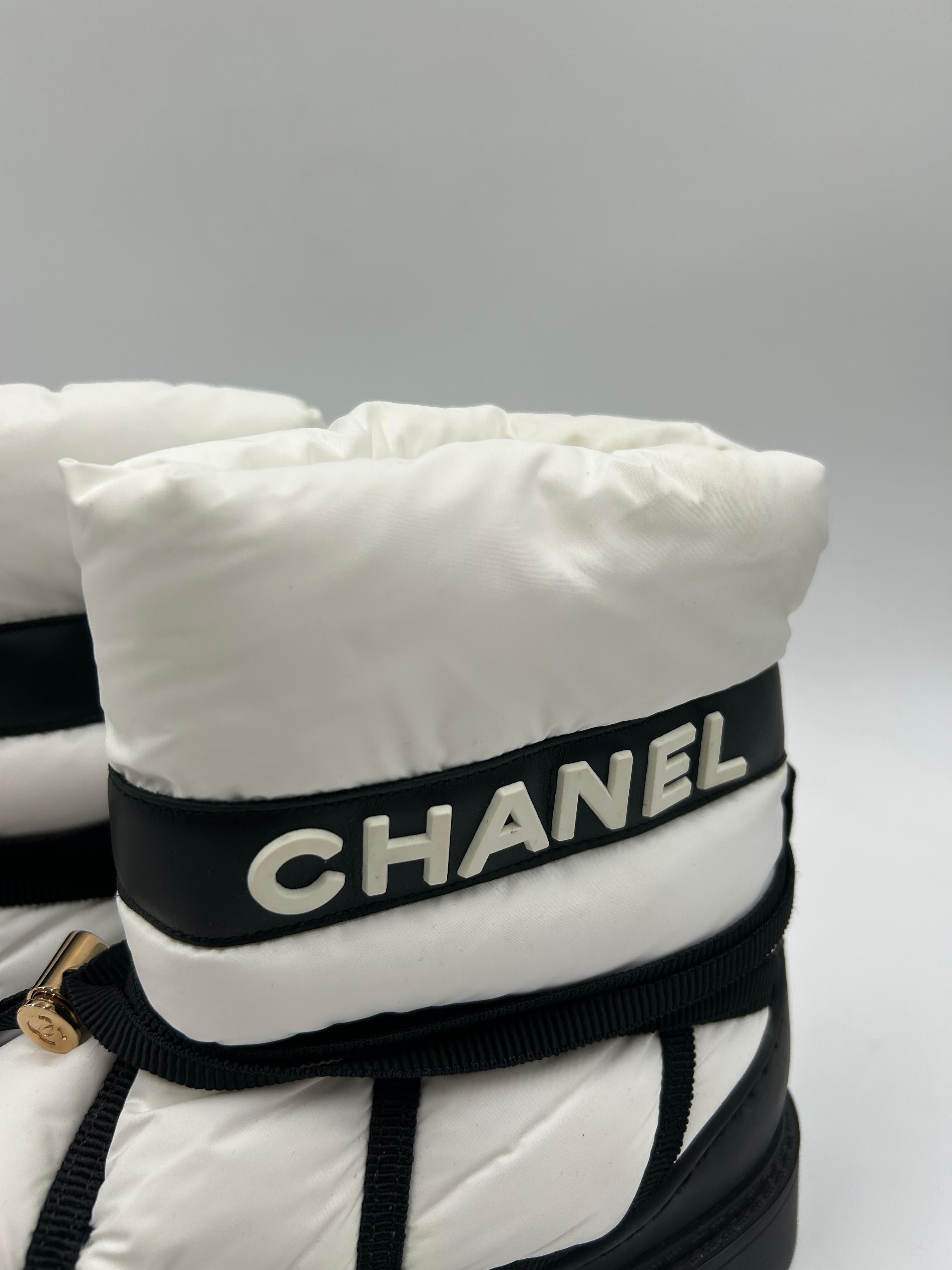 Grigio Chanel Stivali da neve foderati di lana bianchi e neri 39FR in vendita