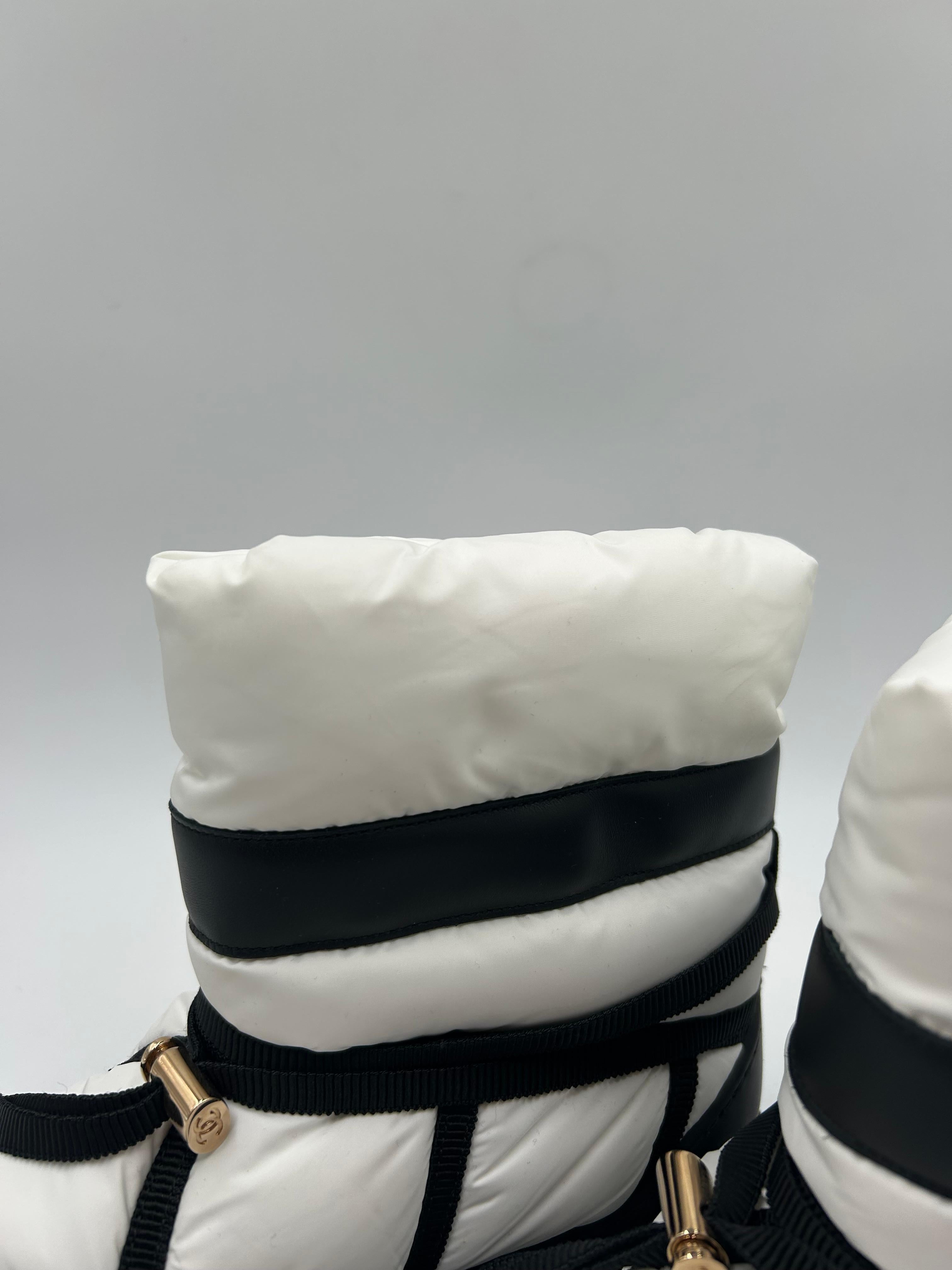 Chanel Stivali da neve foderati di lana bianchi e neri 39FR In condizioni buone in vendita a Palm Beach, FL