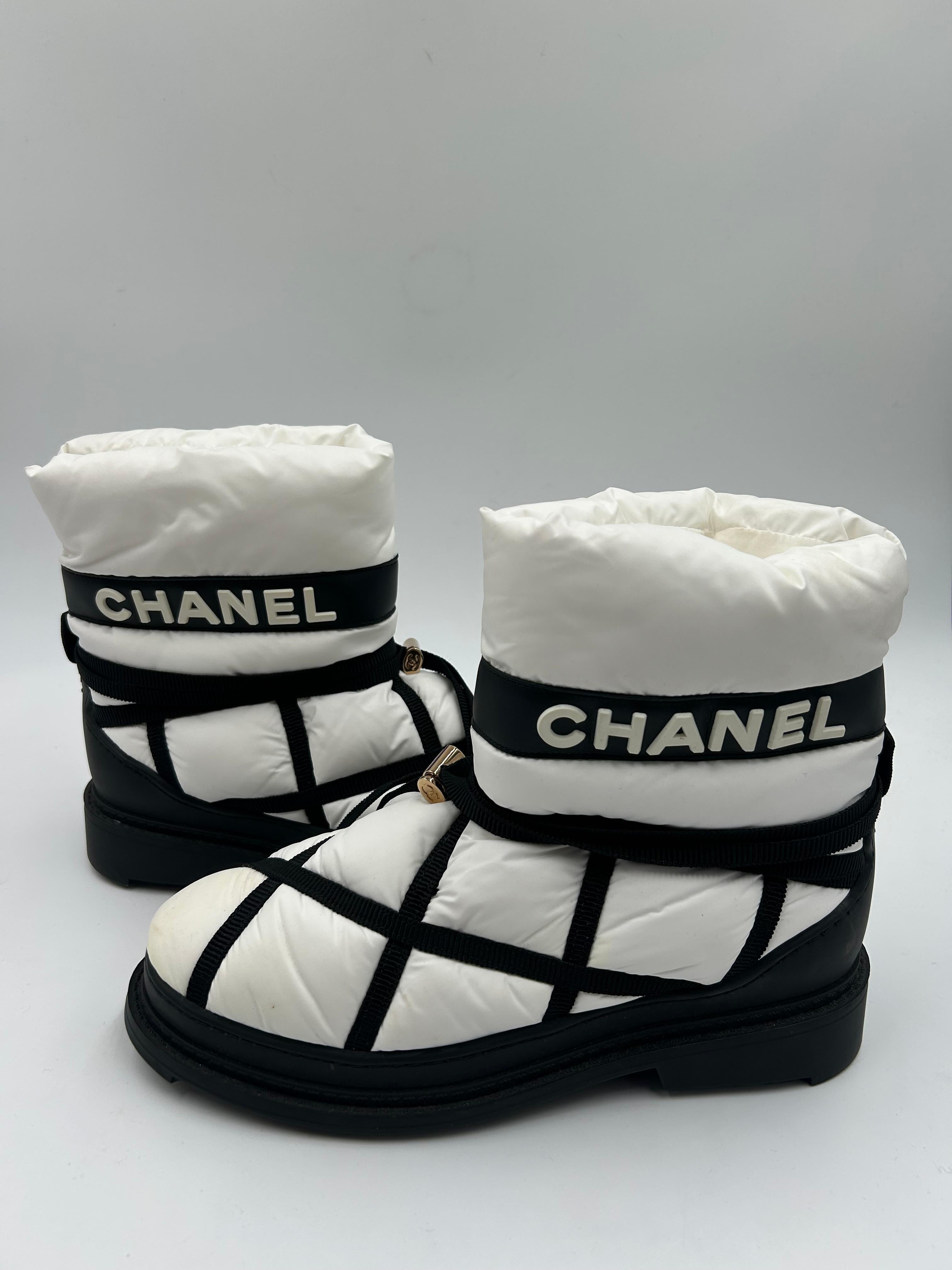 Chanel Stivali da neve foderati di lana bianchi e neri 39FR in vendita 2