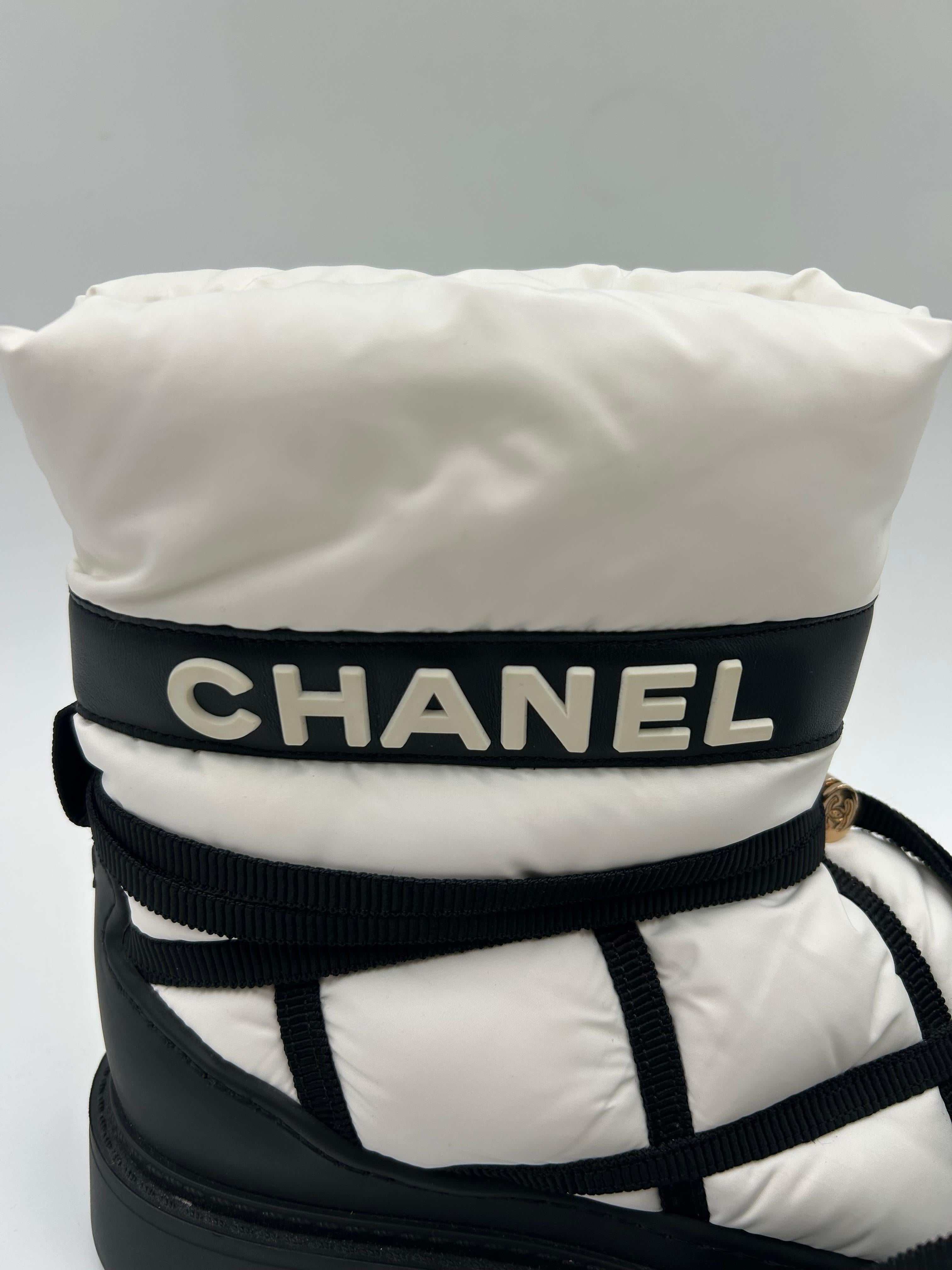 Chanel Stivali da neve foderati di lana bianchi e neri 39FR in vendita 3