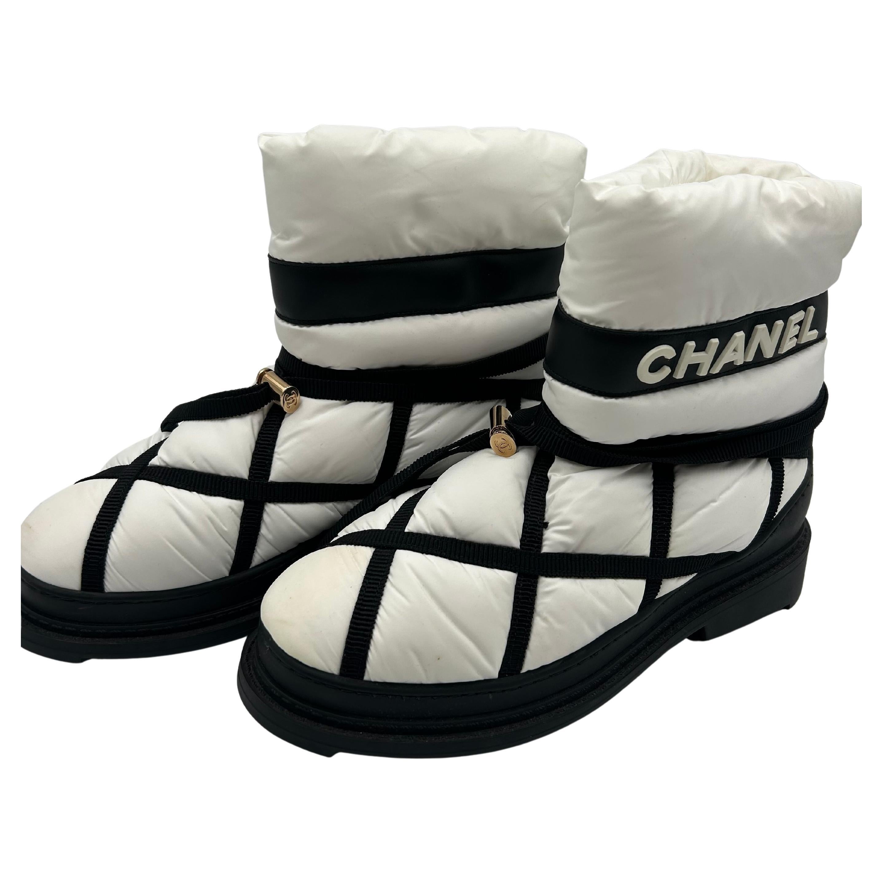 Chanel Stivali da neve foderati di lana bianchi e neri 39FR