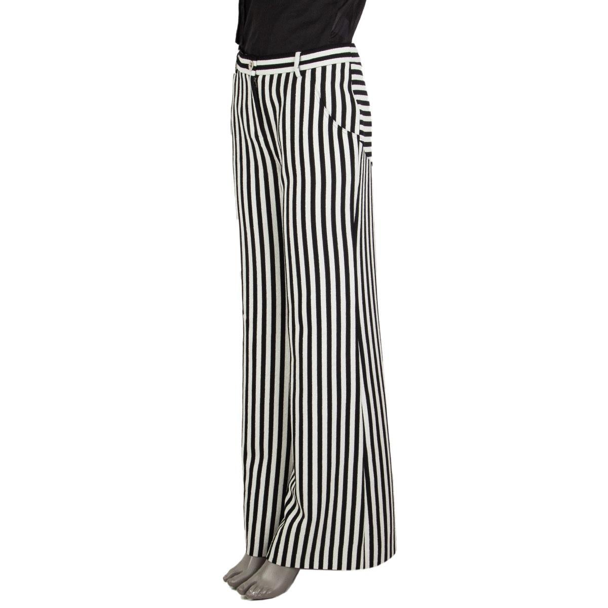 100% authentic Chanel Cruise collection 2019 La Pausa striped wide-leg pants in black&white wool (72%), polyamid (20%) and viscose (8%). Closes with a logo embossed button and a zipper on the front and with pockets. Unlined. Has been worn and is in