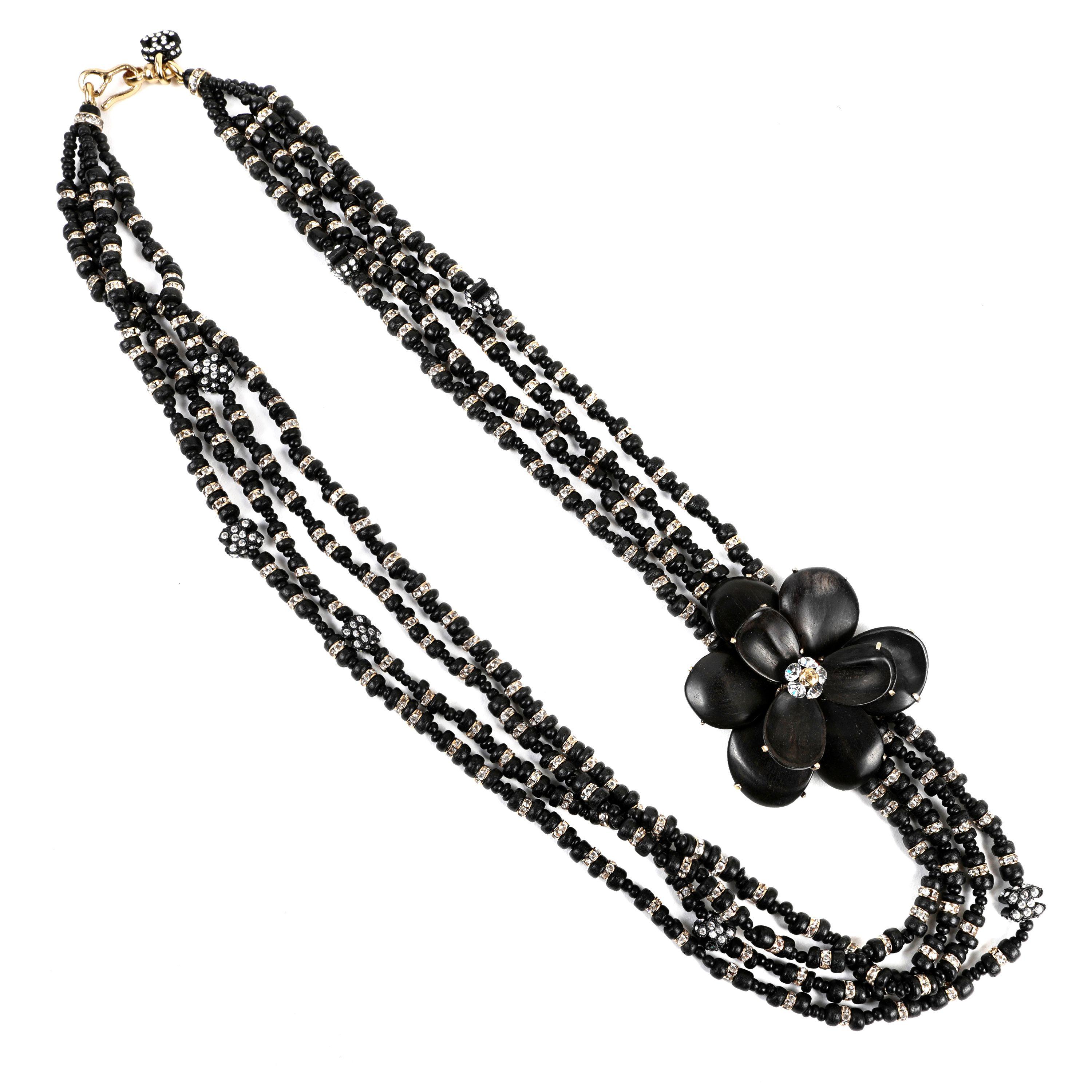 Chanel Schwarze Holzperlen- und Kamelienblumen-Halskette aus Holz im Angebot 1