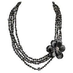 Chanel Schwarze Holzperlen- und Kamelienblumen-Halskette aus Holz
