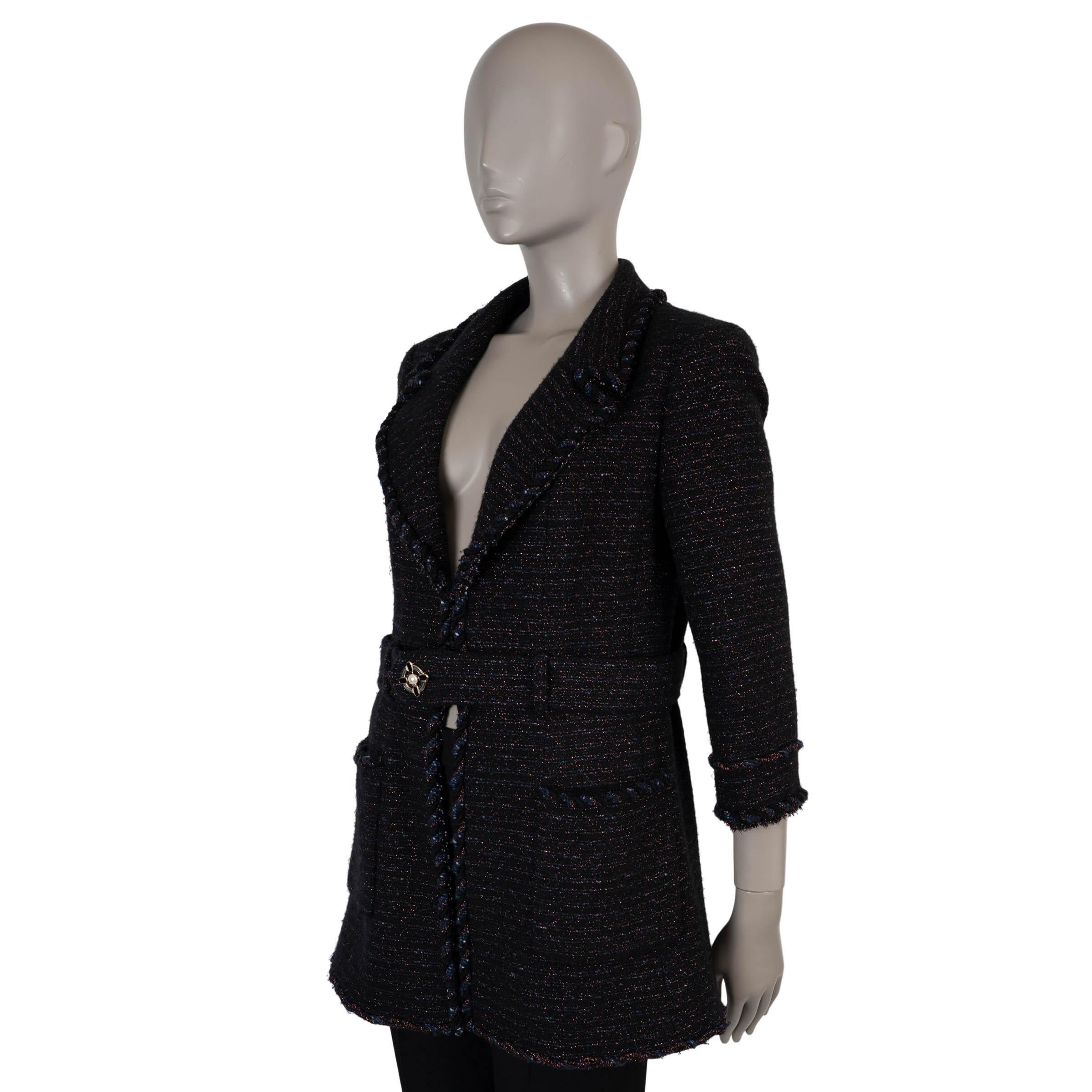 Este abrigo Chanel 100% auténtico está confeccionado con una lujosa mezcla de tweed negro de lana (61%), acrílico (13%), cachemira (9%), acetato (8%), algodón (6%) y nailon (3%), enriquecida con motas de lúrex azul, rosa metálico y plateado para