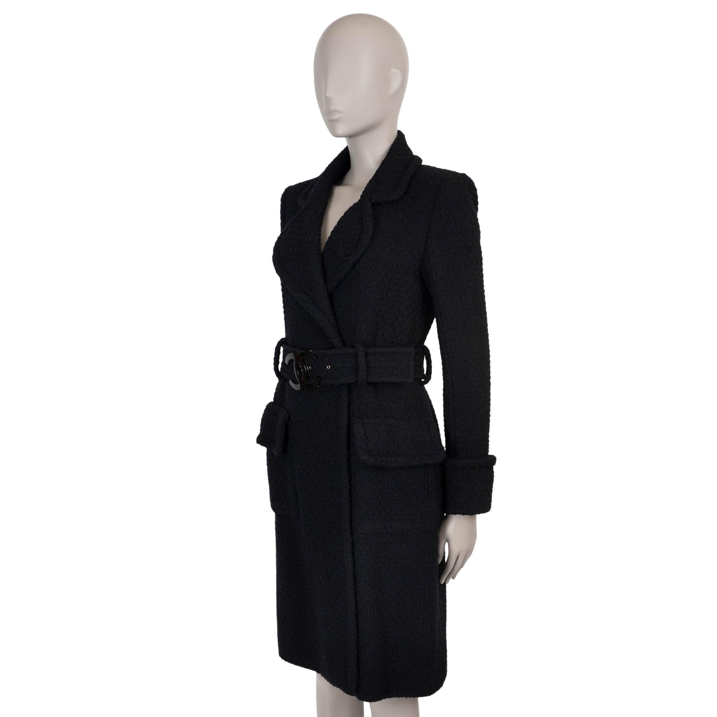 Ce manteau croisé en laine tweed noire (100%), 100% authentique de Chanel, dégage une sophistication intemporelle. Doté de larges revers arrondis crantés, de deux poches plaquées à rabat et de manches à revers, il associe un tailleur classique à des