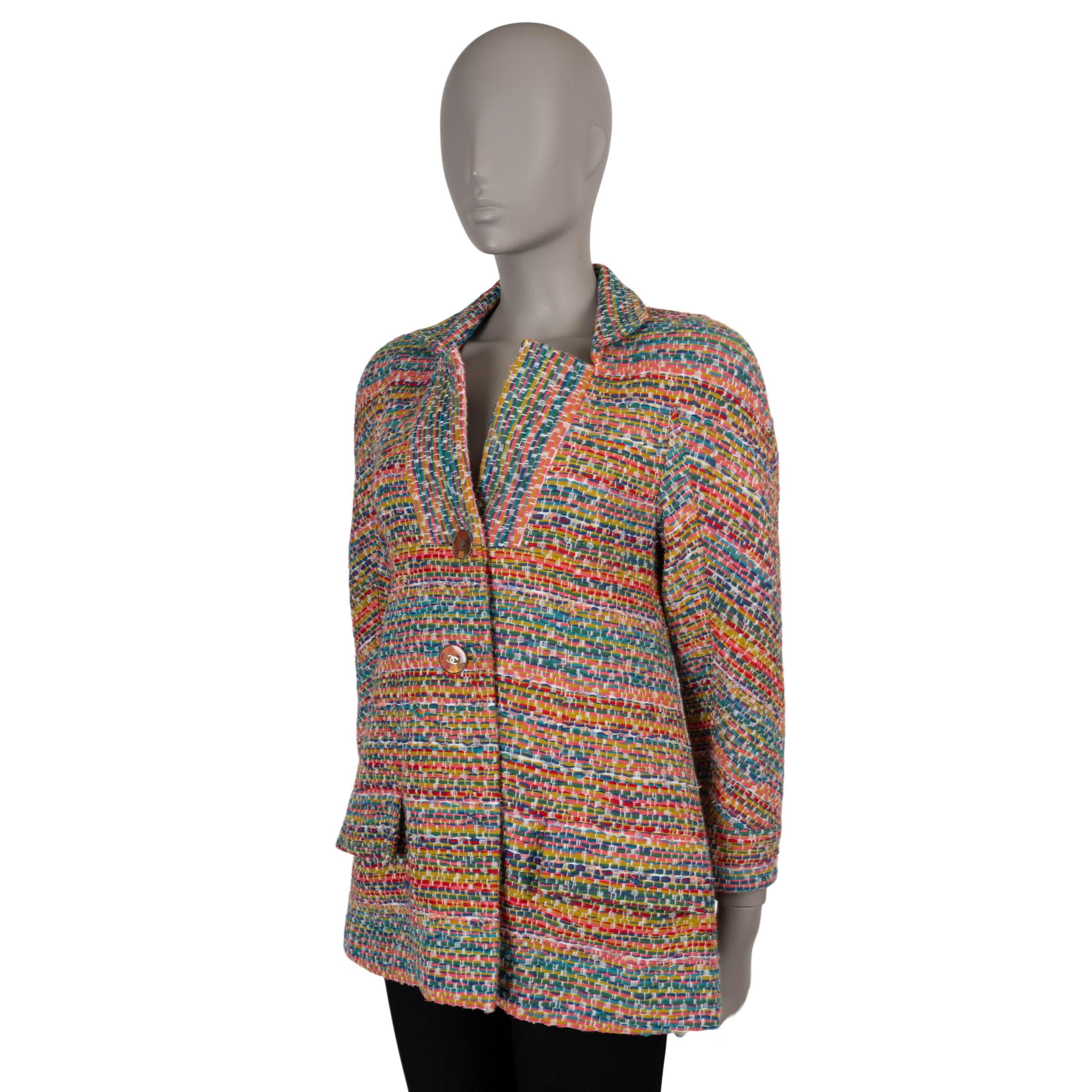 Ce manteau croisé en laine tweed noire (100%), 100% authentique de Chanel, dégage une sophistication intemporelle. Doté de larges revers arrondis crantés, de deux poches plaquées à rabat et de manches à revers, il associe un tailleur classique à des