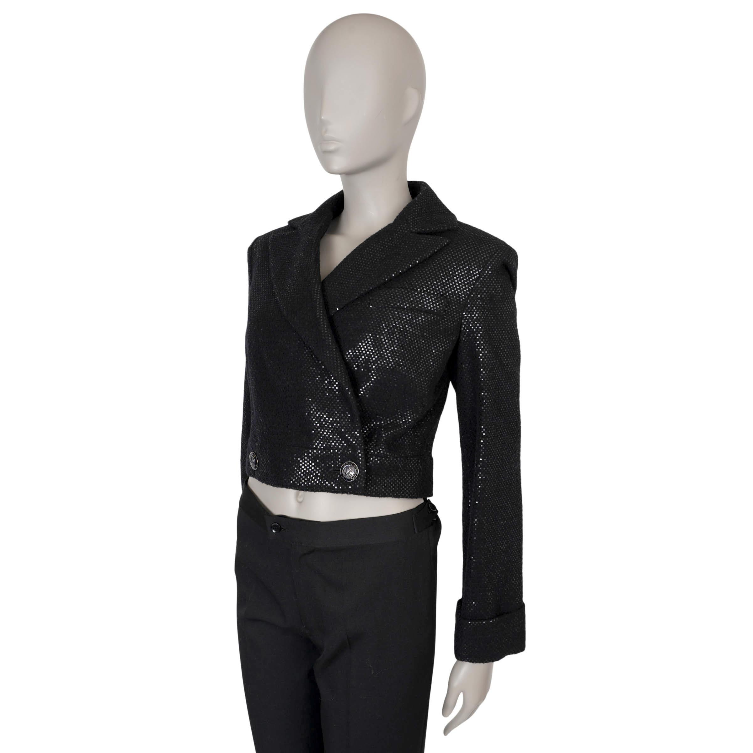 Questa giacca da sera doppiopetto Chanel autentica al 100% in lana nera scintillante (90%), seta (26%) e poliestere (14%) emana un'eleganza senza tempo. Presenta una silhouette elegante, con revers a lancia, una tasca sul petto e polsini ripiegati