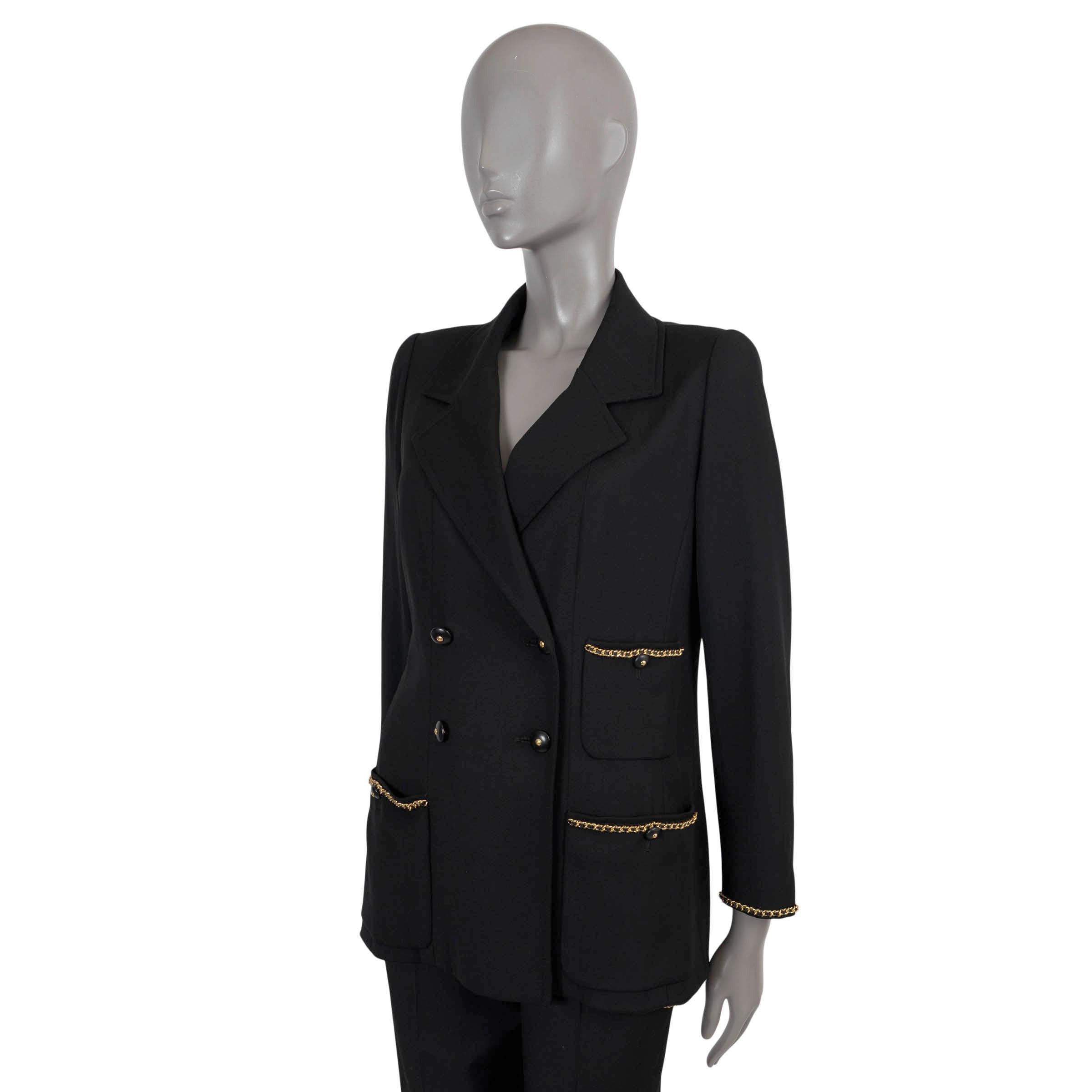 Blazer croisé vintage 100% authentique Chanel Boutique en laine noire (100%). Il présente des revers à encoche, des épaulettes, trois poches plaquées et des garnitures en chaîne dorées le long des poignets et des poches. Il se ferme par des boutons