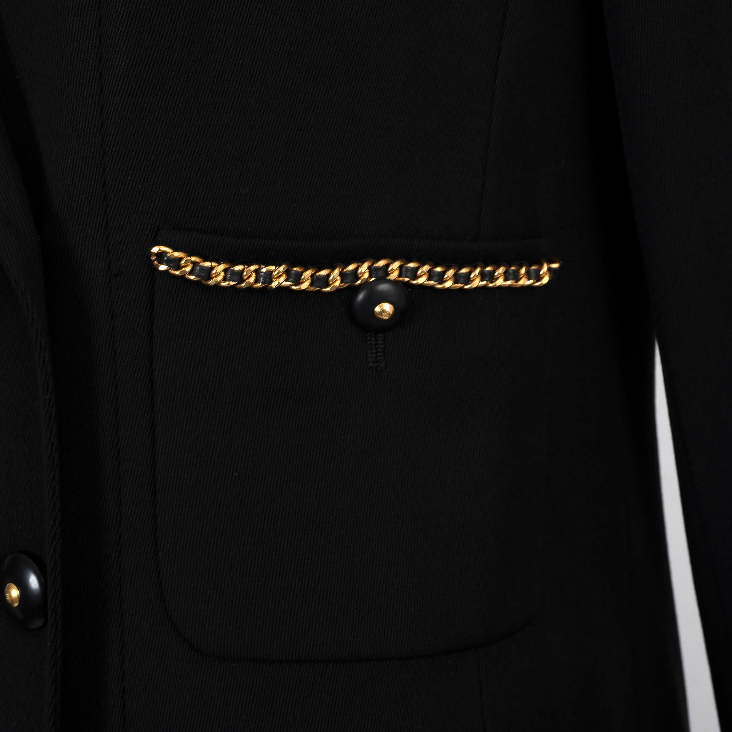 Veste blazer à double boutonnage en laine noire CHANEL 1995 95A CHAIN TRIM 40 M en vente 1