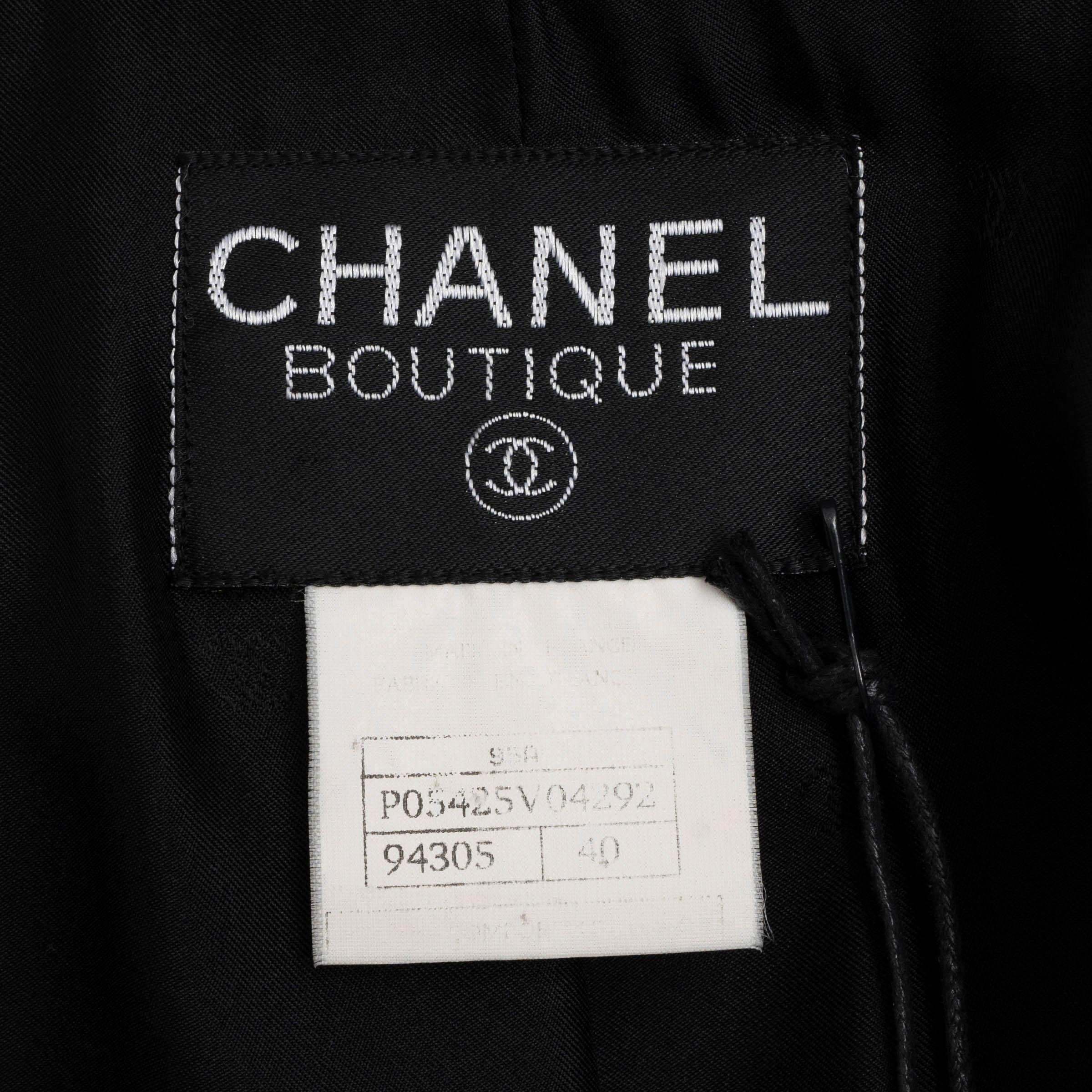 Veste blazer à double boutonnage en laine noire CHANEL 1995 95A CHAIN TRIM 40 M en vente 3