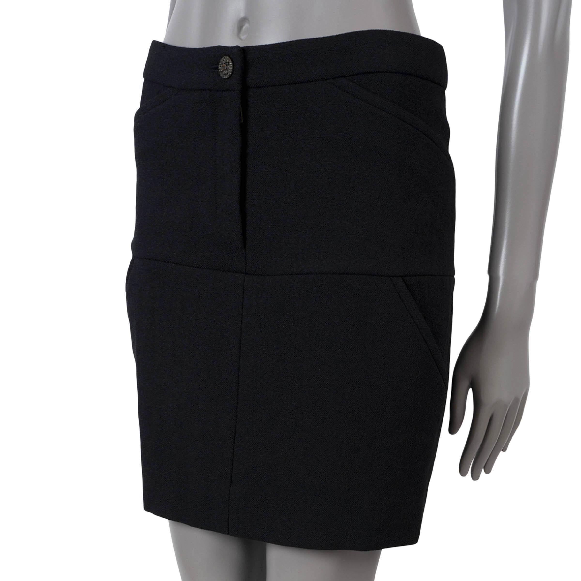 100% authentic Chanel mini skirt in black wool (90%) and polyamide (10%) with four slit pockets, a concealed front zipper and CC logo buttons closure. Lined in black silk (100%). Has been worn and is in excellent condition. 

2012
