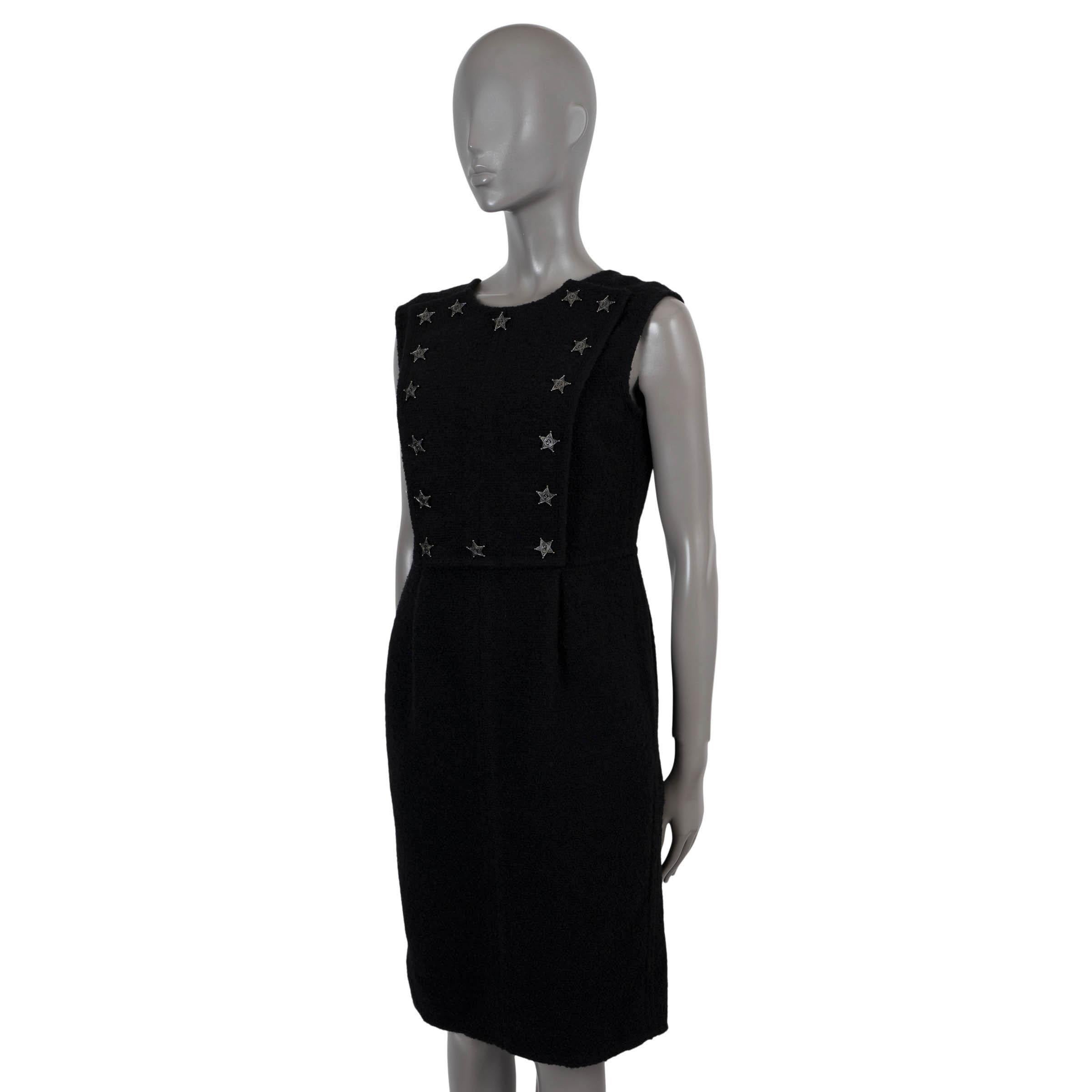 Robe fourreau en tweed 100% authentique Chanel en laine noire (60%), polyester (30%) et viscose (10%). Il présente une silhouette ajustée, un col rond et un plastron avec des étoiles Sheriff en argent antique. Il s'ouvre par une fermeture à