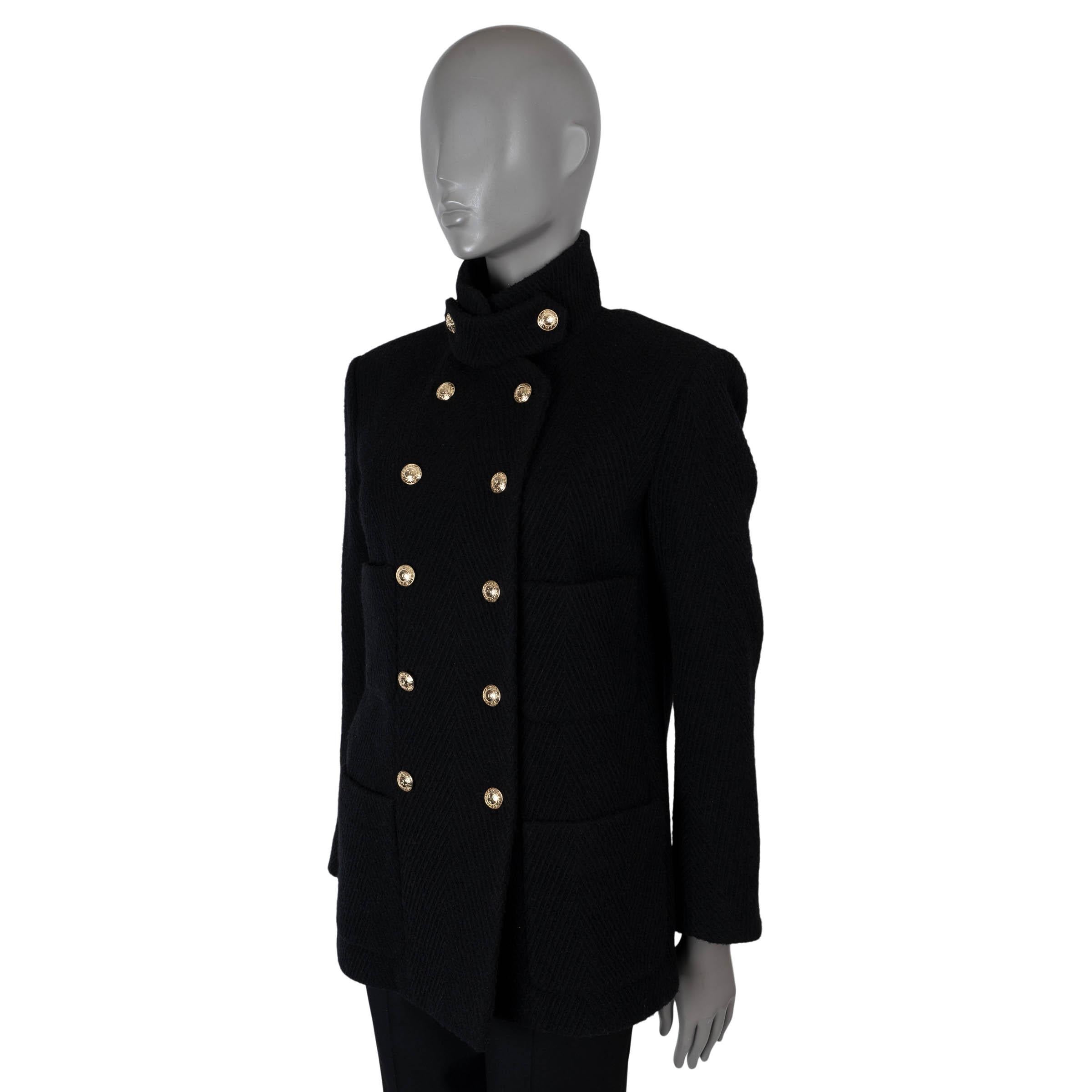 100% authentic Chanel chevron tweed jacket in black wool (100%). Features a relaxed silhouette, a high neck with belt closure and four patch pockets. Closes with a double row of buttons and is lined in silk (100%). Has been carried and is in