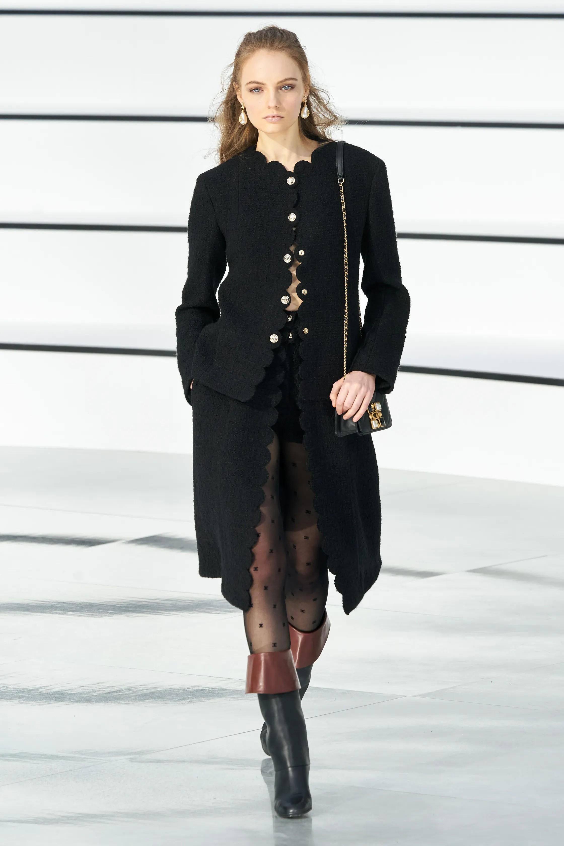 Chanel giacca in lana nera 2020 20K SCALLOPED TWEED 40 M. in vendita 5