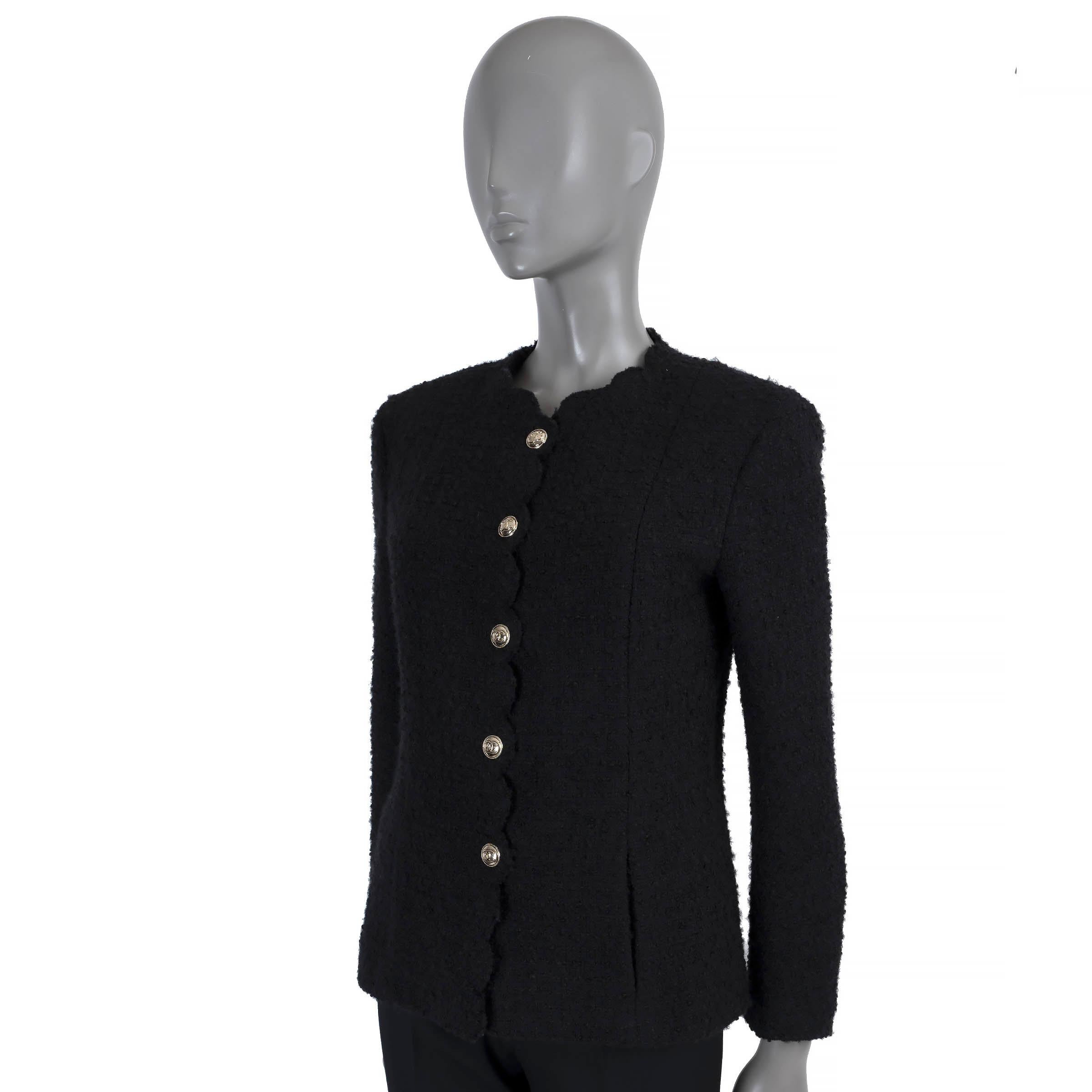 Questa giacca in tweed senza collo di Chanel, autentica al 100%, in lana nera (79%), acetato (19%), poliammide (1%) e polietilene (1%) è un capo intramontabile del guardaroba. Con i suoi bordi smerlati e le due tasche a filetto in vita, è un capo
