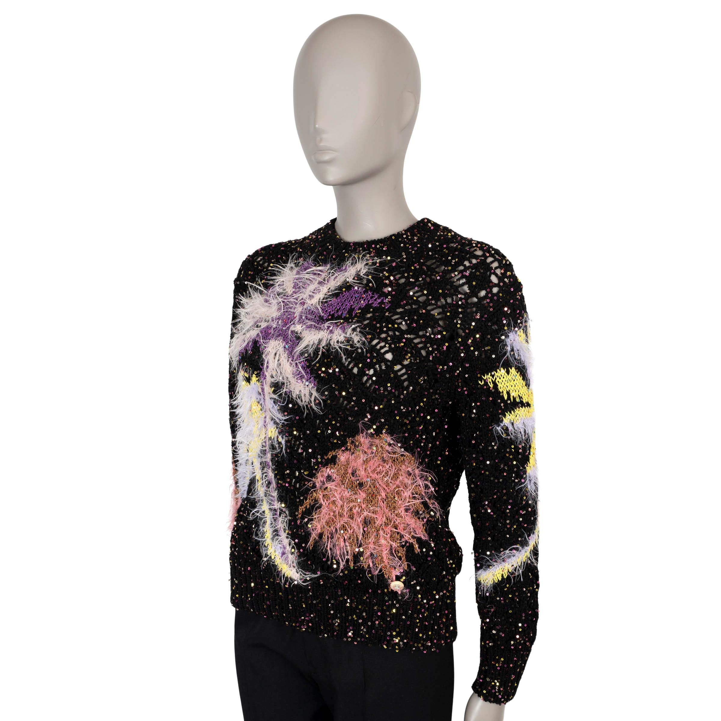 Ce pull 100% authentique de Chanel en laine noire (70%), polyester (22%), polyamide (7%) et polyester métallique (1%) apporte une élégance ludique à tous les looks. Orné de paillettes jaunes et roses sur l'ensemble de la pièce, il présente des