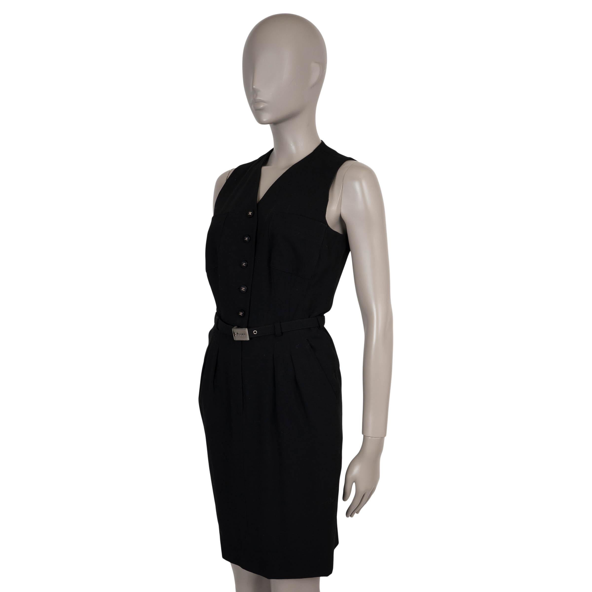 Cette robe Chanel 100% authentique est confectionnée en laine sergée noire (100%) pour un drapé raffiné et doucement structuré. Il présente une silhouette décontractée sans manches qui se resserre à la taille à l'aide d'une ceinture assortie