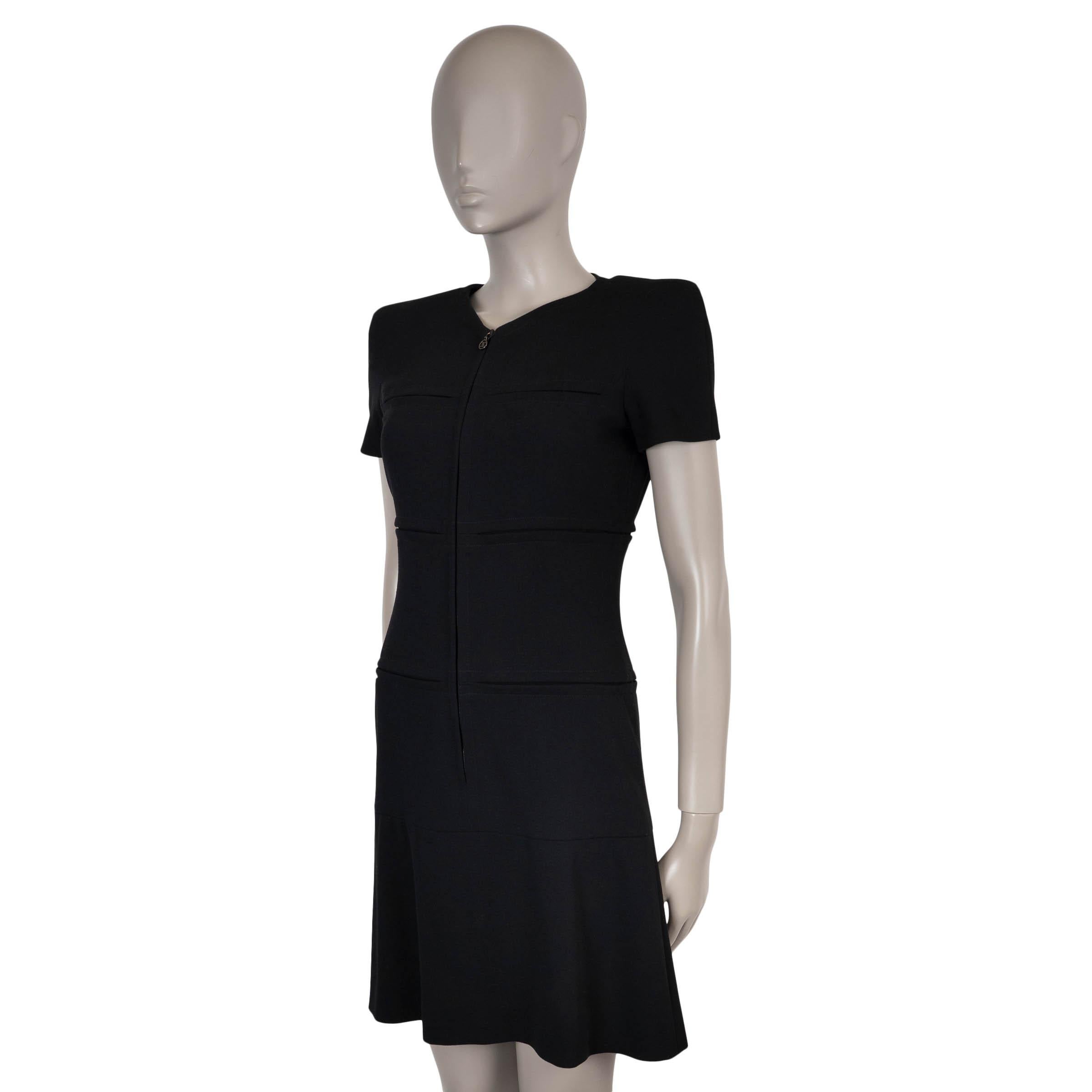 Questo abitino nero Chanel, autentico al 100%, è realizzato in jersey di lana (100%) e presenta cuciture orizzontali decorative sul davanti e sul retro. Progettato con una lusinghiera silhouette fit-and-flare con lunghezza al ginocchio, presenta uno