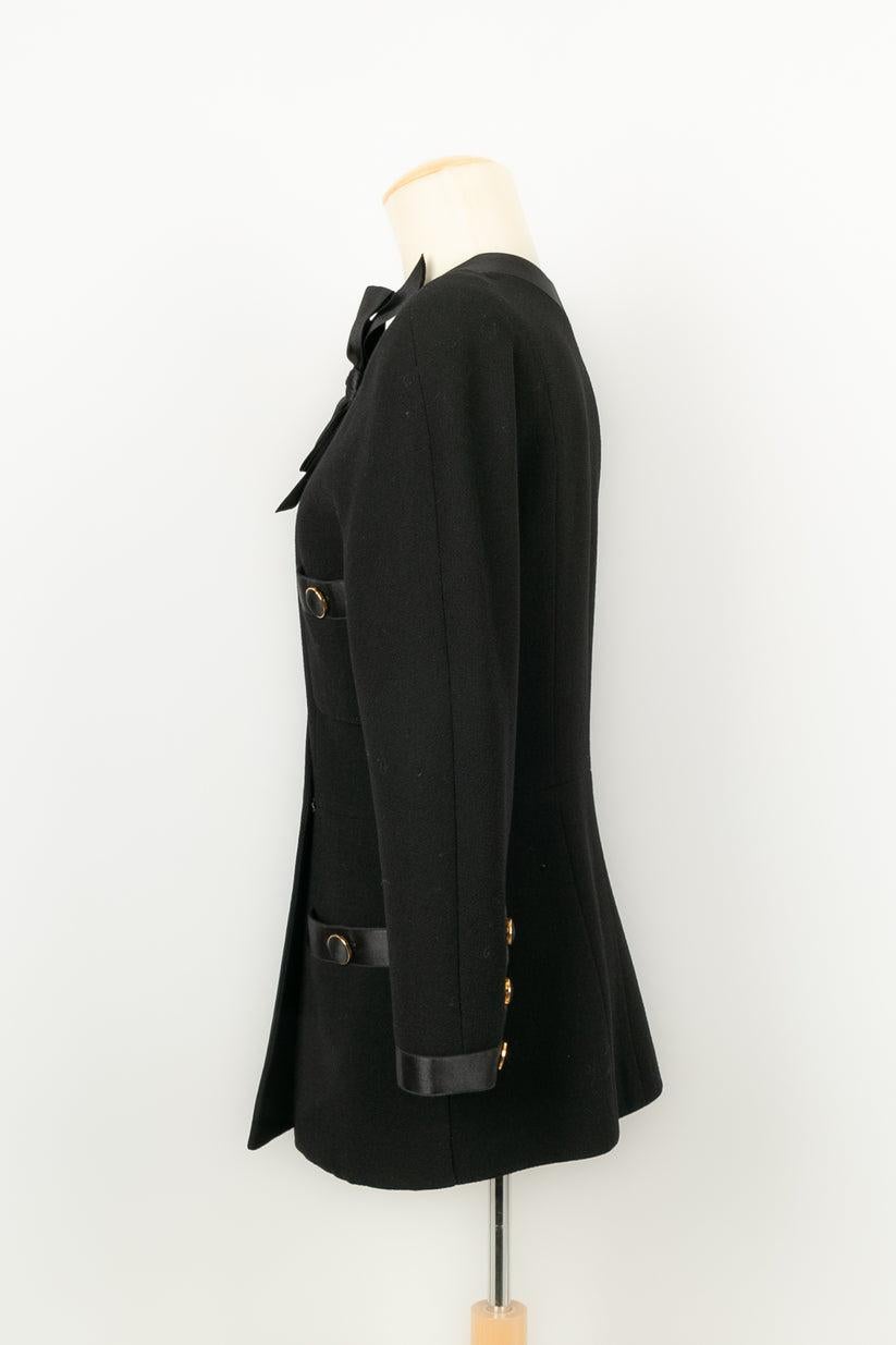 Chanel - Black wool and satin jacket. Silk lining. No size label or composition, it fits a 40FR/42FR. To note, a button has been changed.

Additional information: 
Dimensions: Shoulder width: 44 cm, Sleeve length: 53 cm, Length: 75 cm
Condition:
