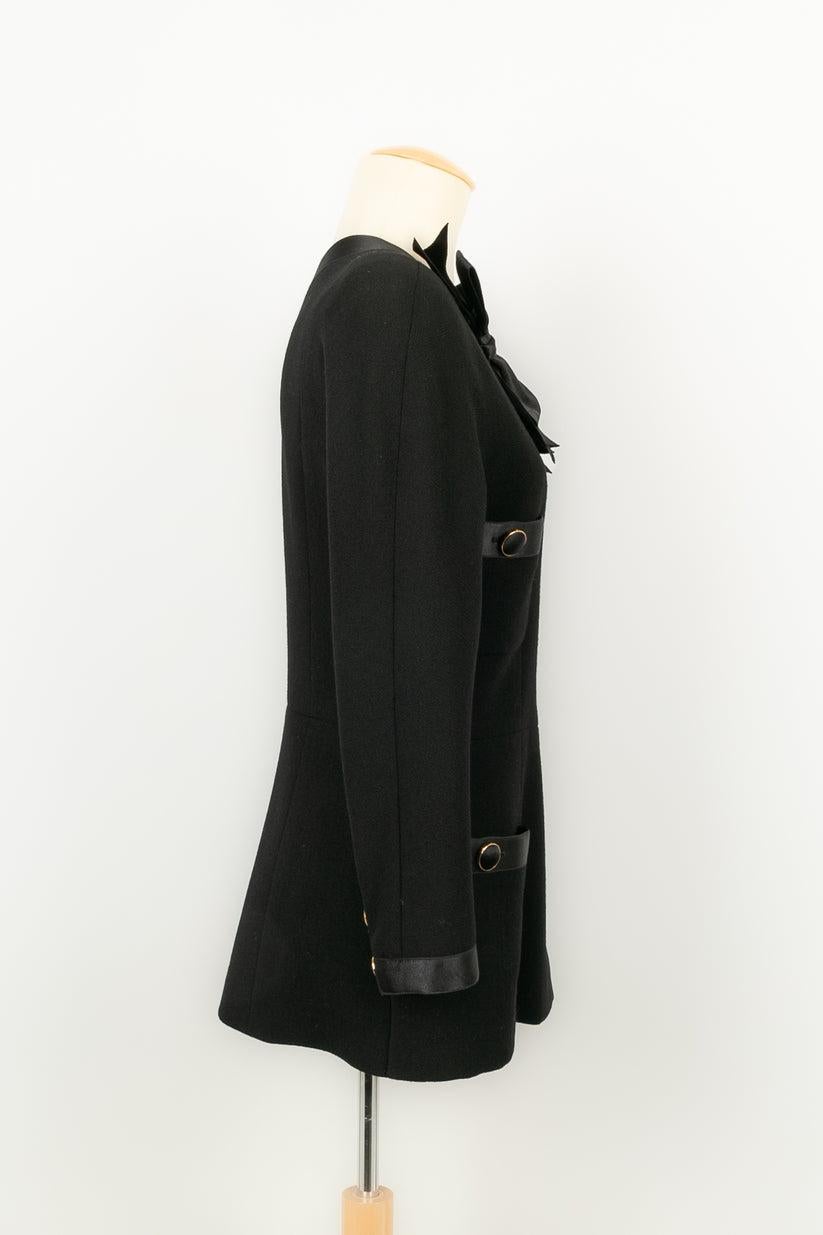 Chanel - Veste en laine et satin noir Excellent état à SAINT-OUEN-SUR-SEINE, FR