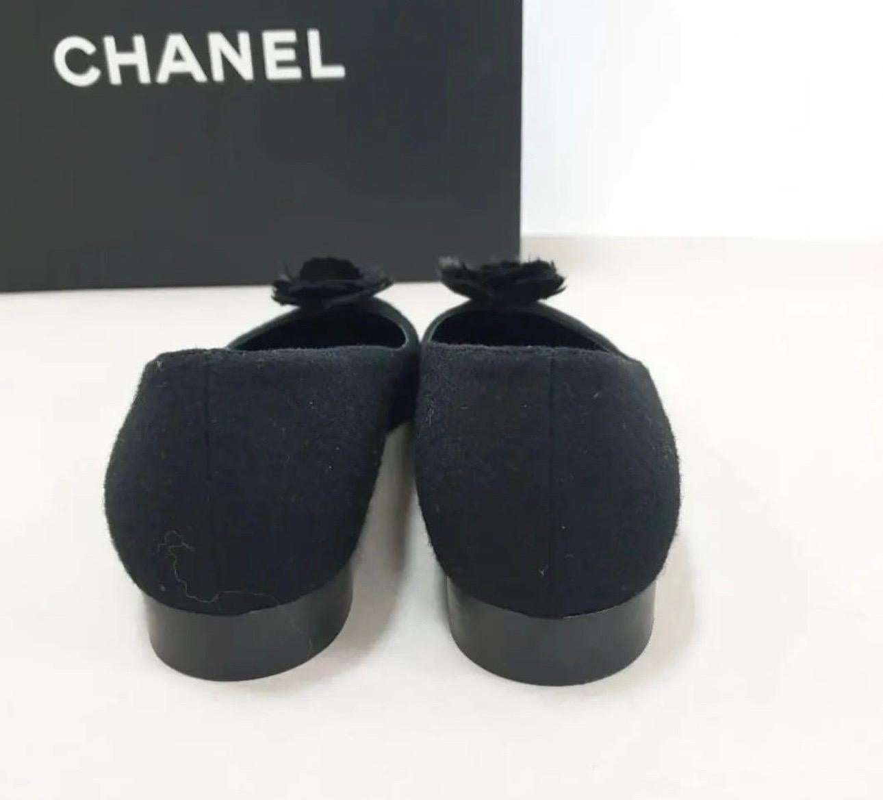 Ballerina flats from Chanel 20B Collection.
Black wool
Cap toe with a black bow and crystal star.
0.75