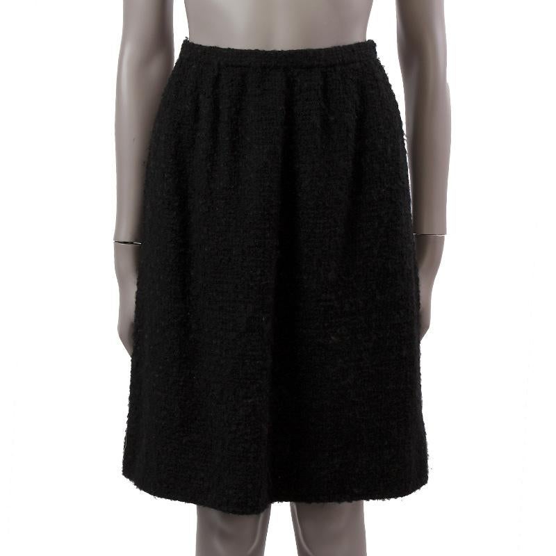 100% authentic Chanel knee-length skirt in black wool and linen (most likely as content tag is missing). Opens with zipper in the back. Has been worn and in excellent condition.

Measurements
Tag Size	8
Size	XS
Waist From	62cm (24.2in)
Hips