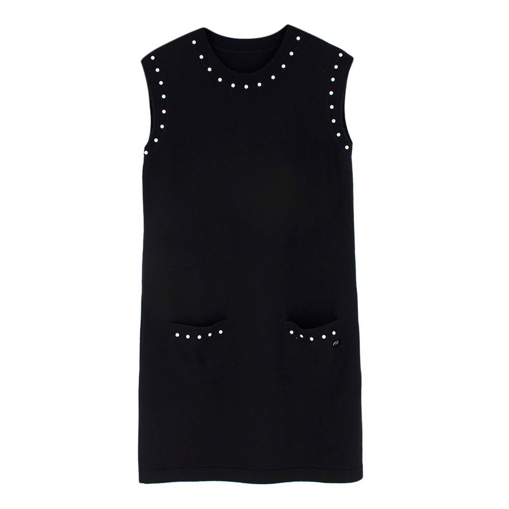 Chanel Black Wool Blend Knit Sleeveless Dress

-Soft, wool blend material
-Classic black hue
-Gorgeous faux pearl detailing
-Iconic CC logo detail on front pocket
-Two front pockets
-Ribbed hems
-Round neckline
-Sleeveless style
-Classic, timeless
