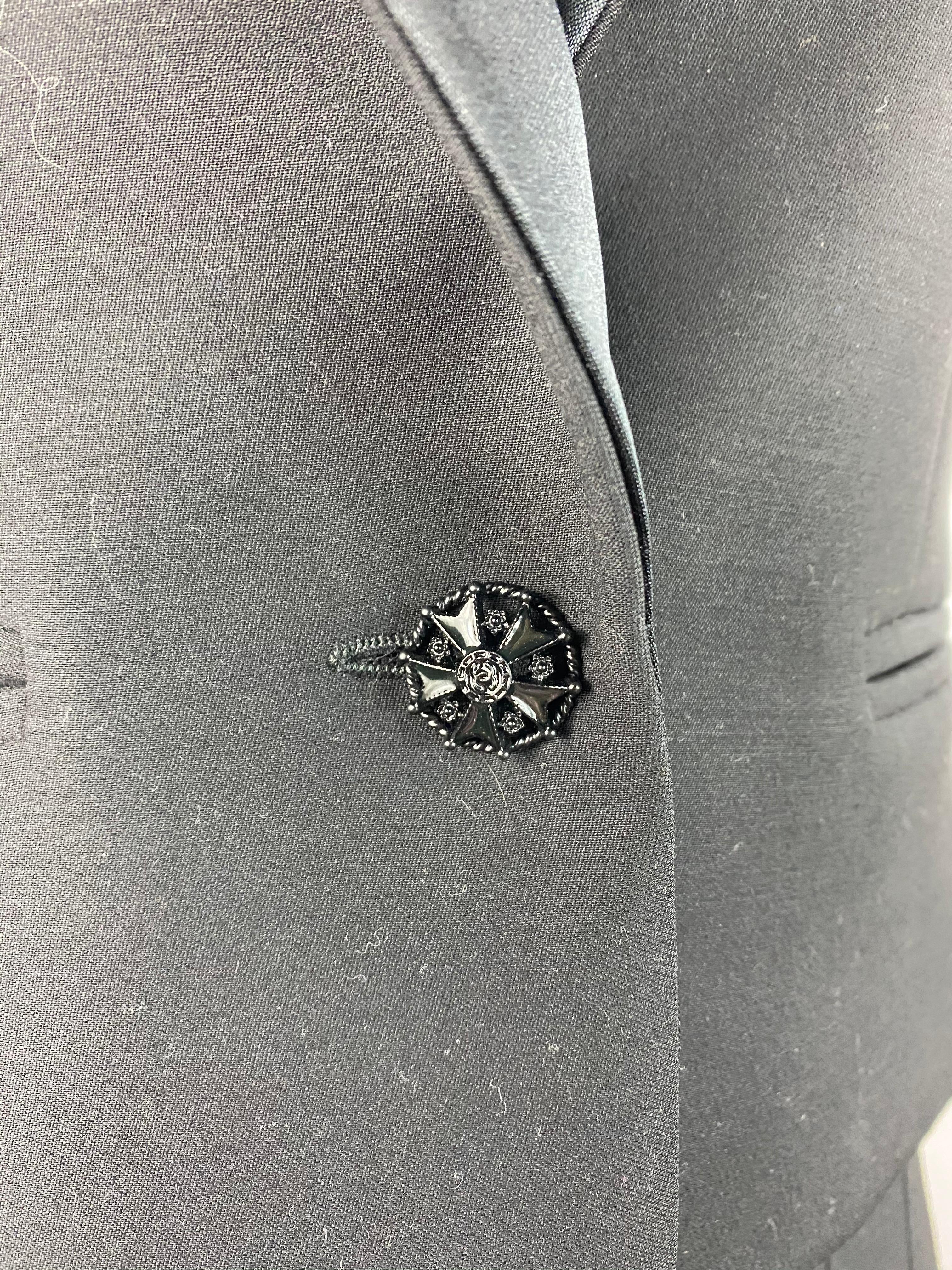 Chanel Schwarze Kurzarm-Blazerjacke und Maxirock aus Wollmischung mit kurzen Ärmeln und Anzug Set  im Zustand „Hervorragend“ im Angebot in Beverly Hills, CA
