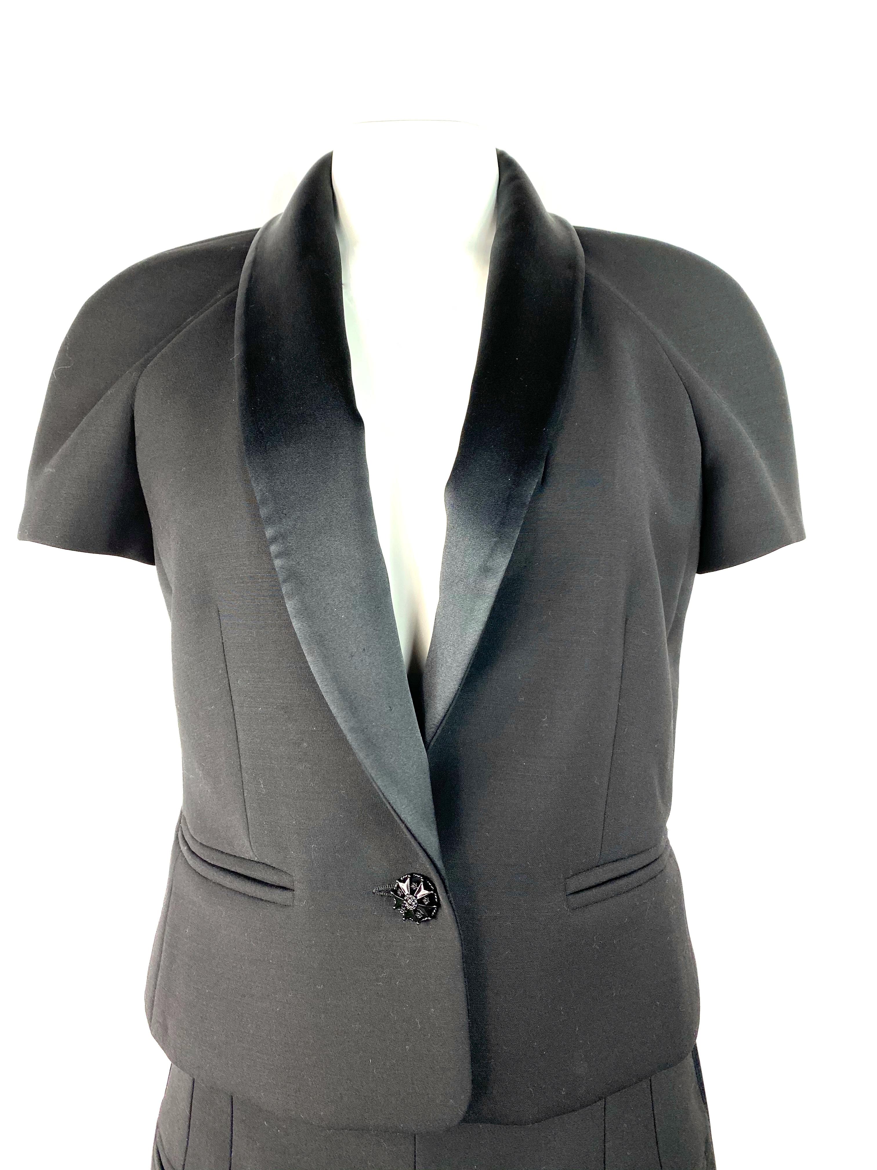 Chanel Schwarze Kurzarm-Blazerjacke und Maxirock aus Wollmischung mit kurzen Ärmeln und Anzug Set  Damen im Angebot