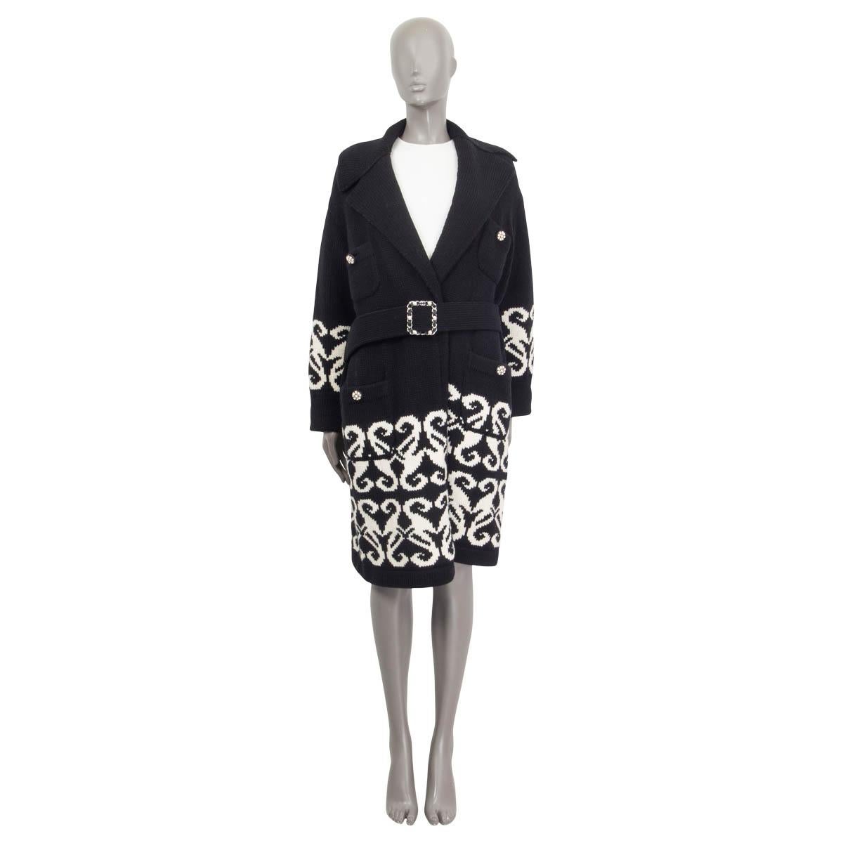 100% authentic Chanl Fall/Winter 2019 open knit coat in black and white wool (70%) and cashmere (30%). Features four buttoned pockets on the front. Opens with a black and white leather and pearl embellished belt. Unlined. Has been worn and is in