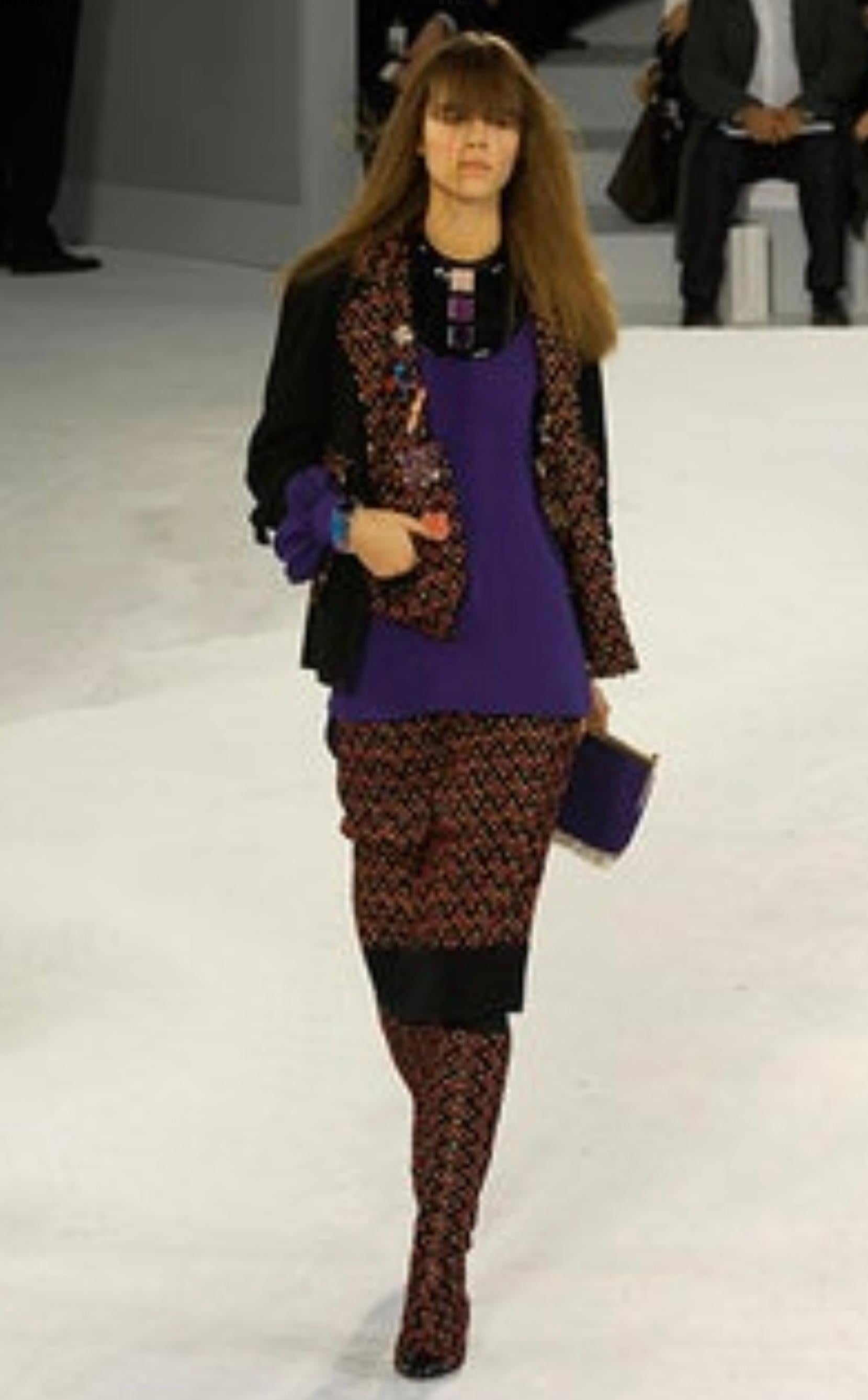 Chanel Runway Fall 2007 - Giacca nera in lana e cachemire con fili rossi e oro - taglia 40. Questa bellissima giacca Chanel era il look numero 1 sulla passerella della collezione Autunno 2007 di Karl Lagerfeld for Chanel. La giacca è in ottime